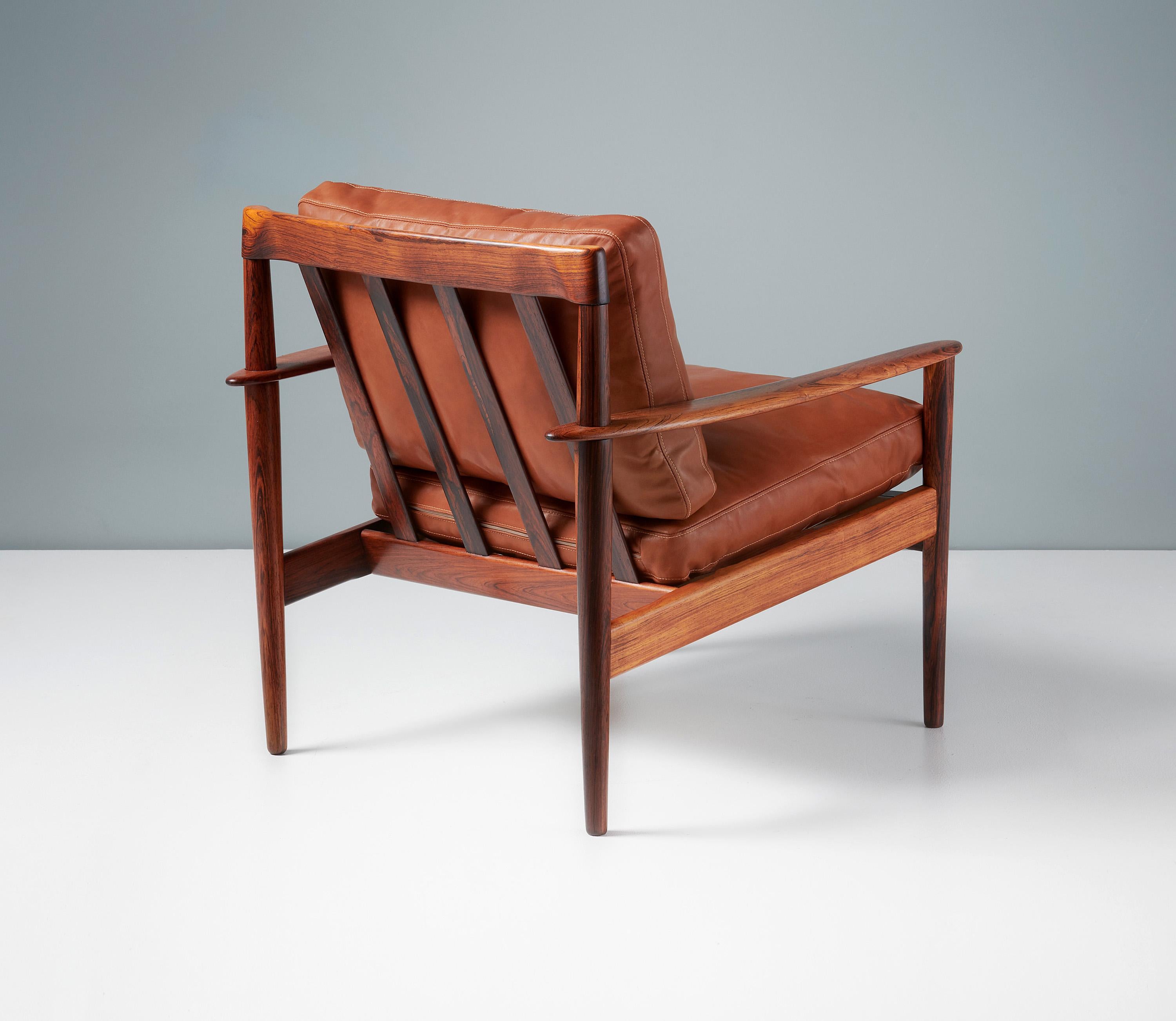 Grete Jalk Modell PJ-56 Liegestuhl

Ein schöner Sessel, entworfen von Grete Jalk für den Tischler Poul Jeppesen in Dänemark, um 1956. Diese Exemplare sind aus wunderschönem Palisanderholz mit einer besonders ungewöhnlichen, exotischen Maserung.