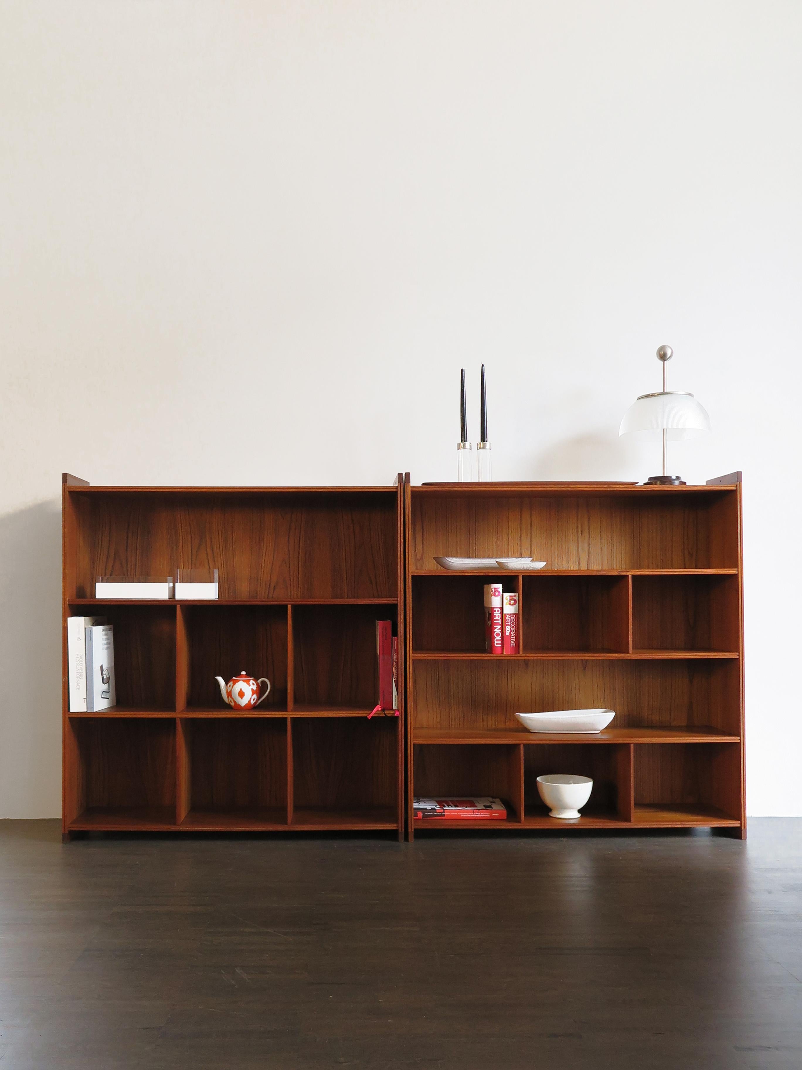 Scandinavian Mid-Century Modern design teak bookcases set designed by Grete Jalk and produced by P. Jeppesens Møbelfabrik, movable vertical partitions, Denmark 1950s.

Please note that the items are original of the period and this shows normal