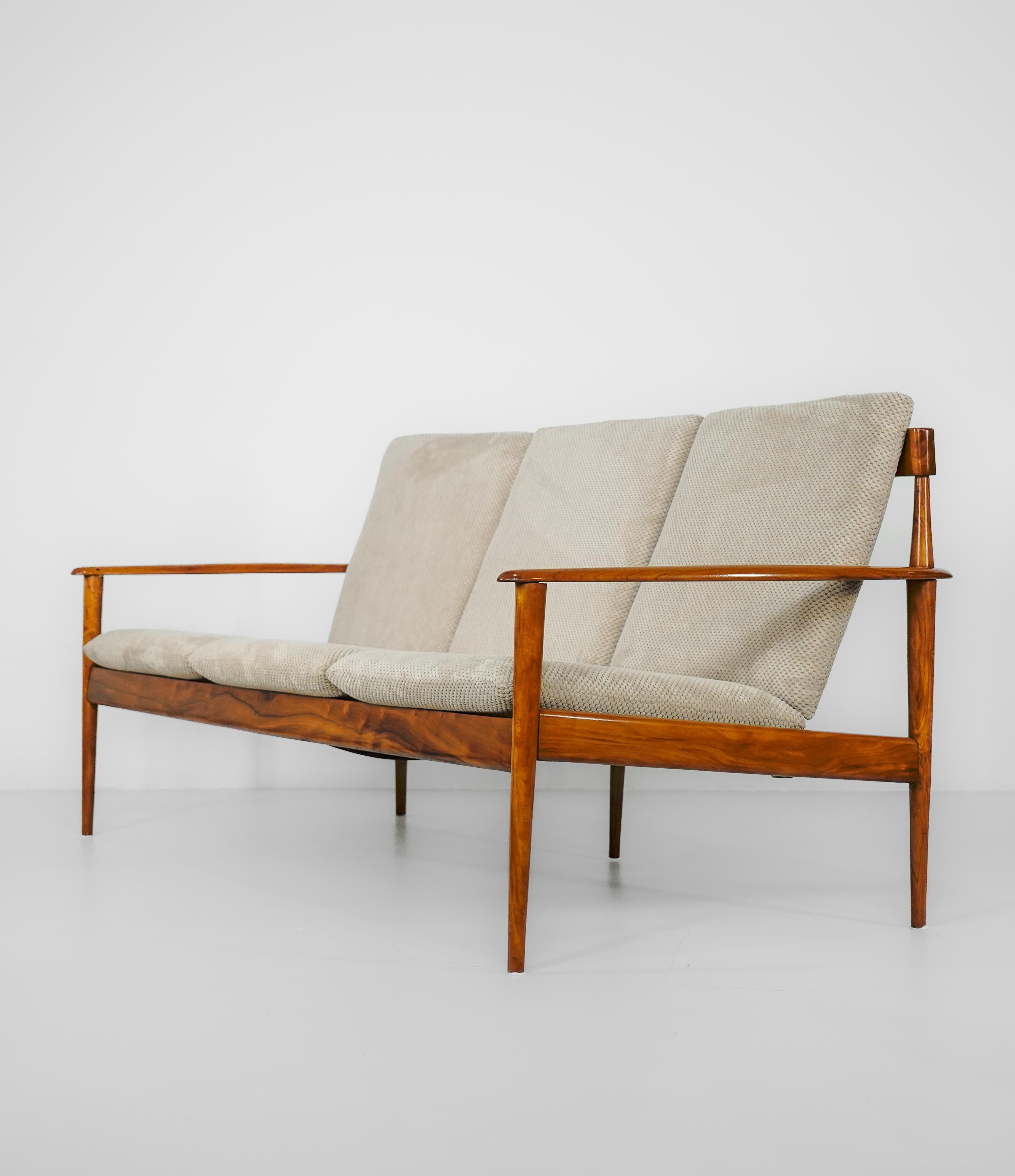 This elegant sofa was designed by Danish designer Grete Jalk and produced in Brazil by Móveis Ambiente under exclusive commission from architect Rino Levi during the 1960s. The piece beautifully combines Scandinavian modernist sensibility with