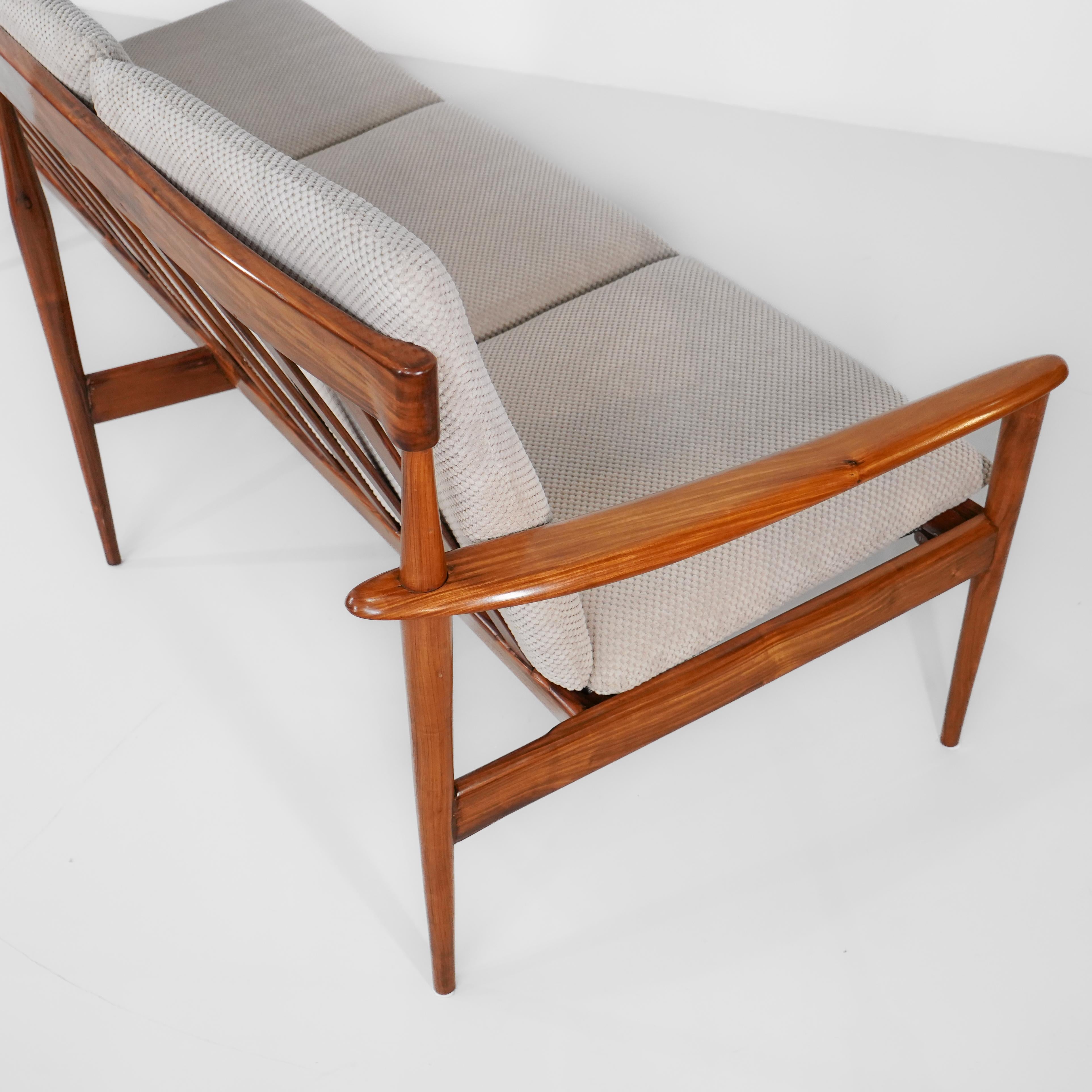 Hardwood Grete Jalk Sofa in Caviúna, Manufactured in Brazil Móveis Ambiente for Rino Levi For Sale