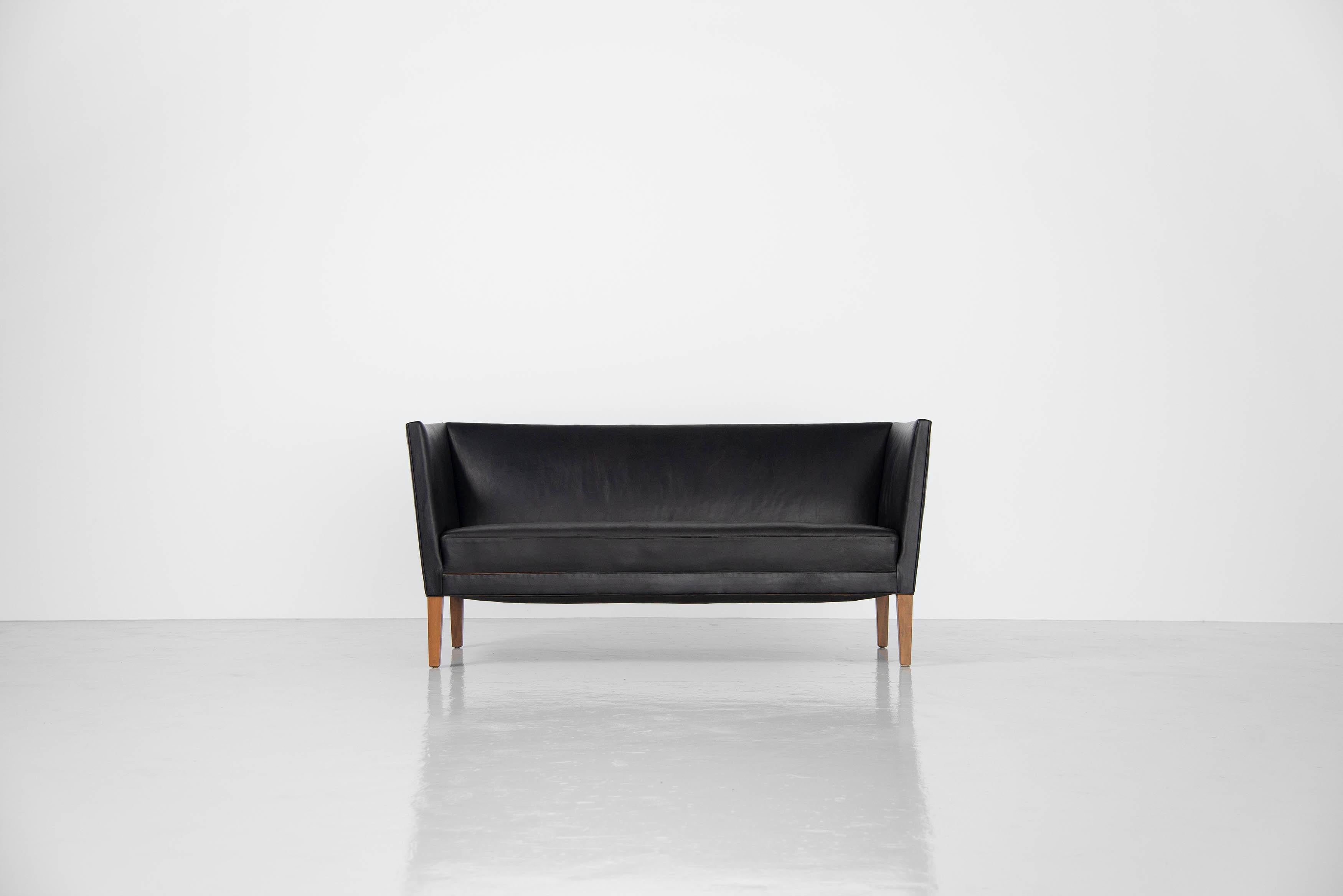Schönes kleines dänisches Sofa oder Liebessitz, Modell JH180, entworfen von Grete Jalk und hergestellt von Johannes Hansen, Dänemark 1955. Dieses schöne geformte Sofa hat sehr schöne und subtile Linien, es sieht nicht sehr speziell aus, aber es ist