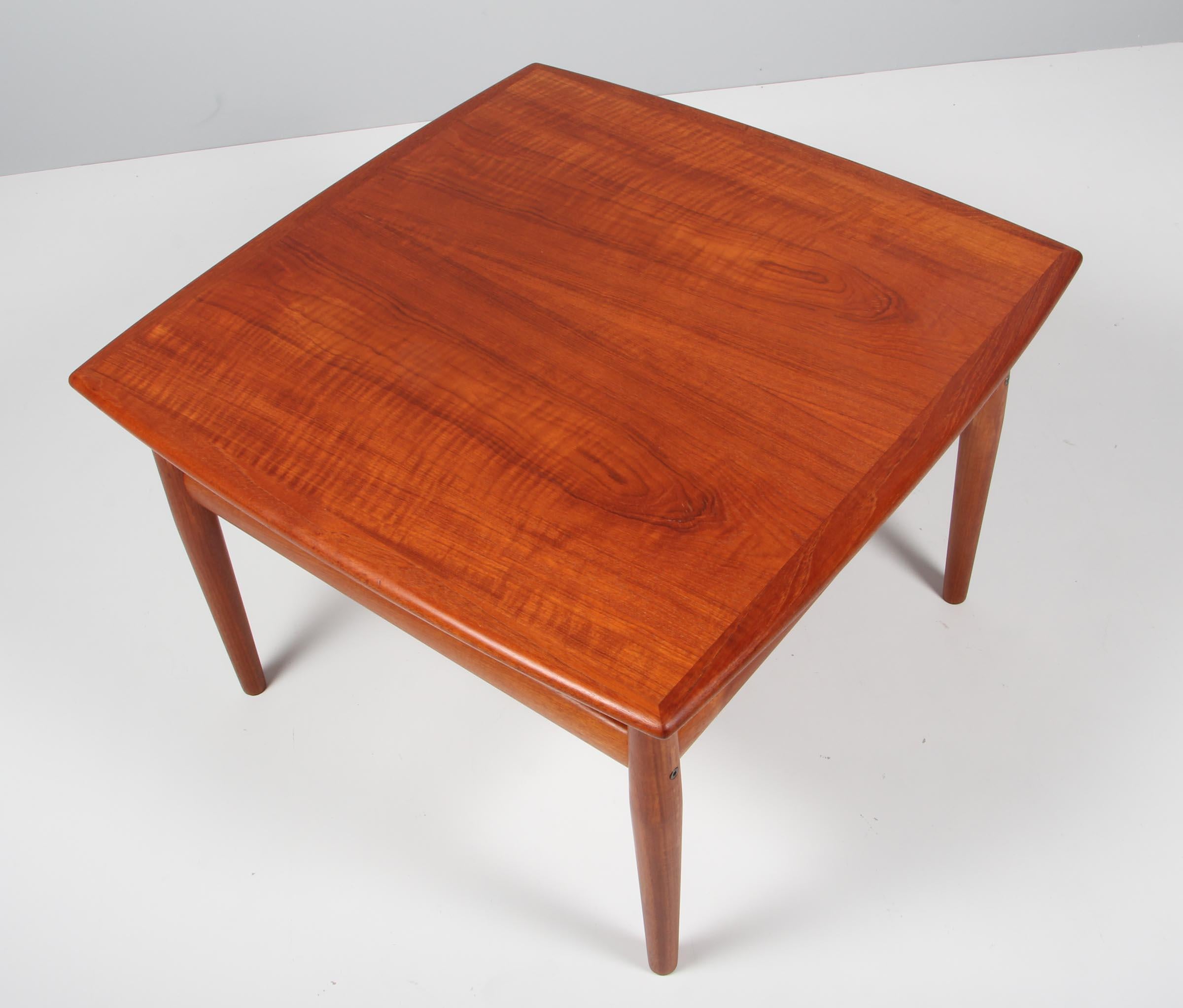 Grete Jalk sofa table. Top of veenered teak, base of solid teak.

Made by France & Son in the 1960s.