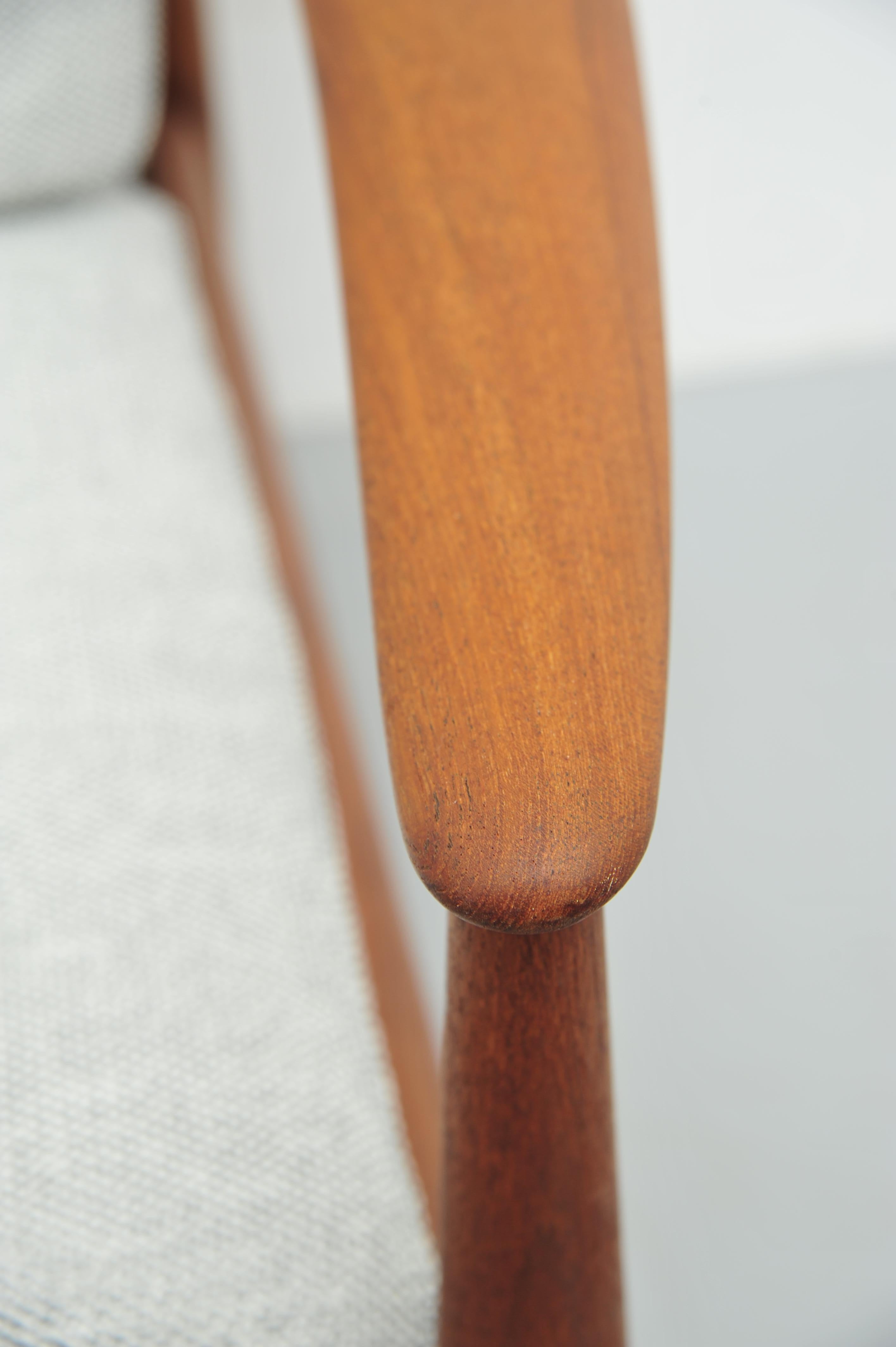 Este gran sofá Grete Jalk de los años 50 es un ejemplo perfecto de diseño escandinavo de mediados de siglo. Fabricada en madera de teca y equipada con nuevos besos y espuma de caucho, ofrece un confort excepcional. El Sofá es más corto que los