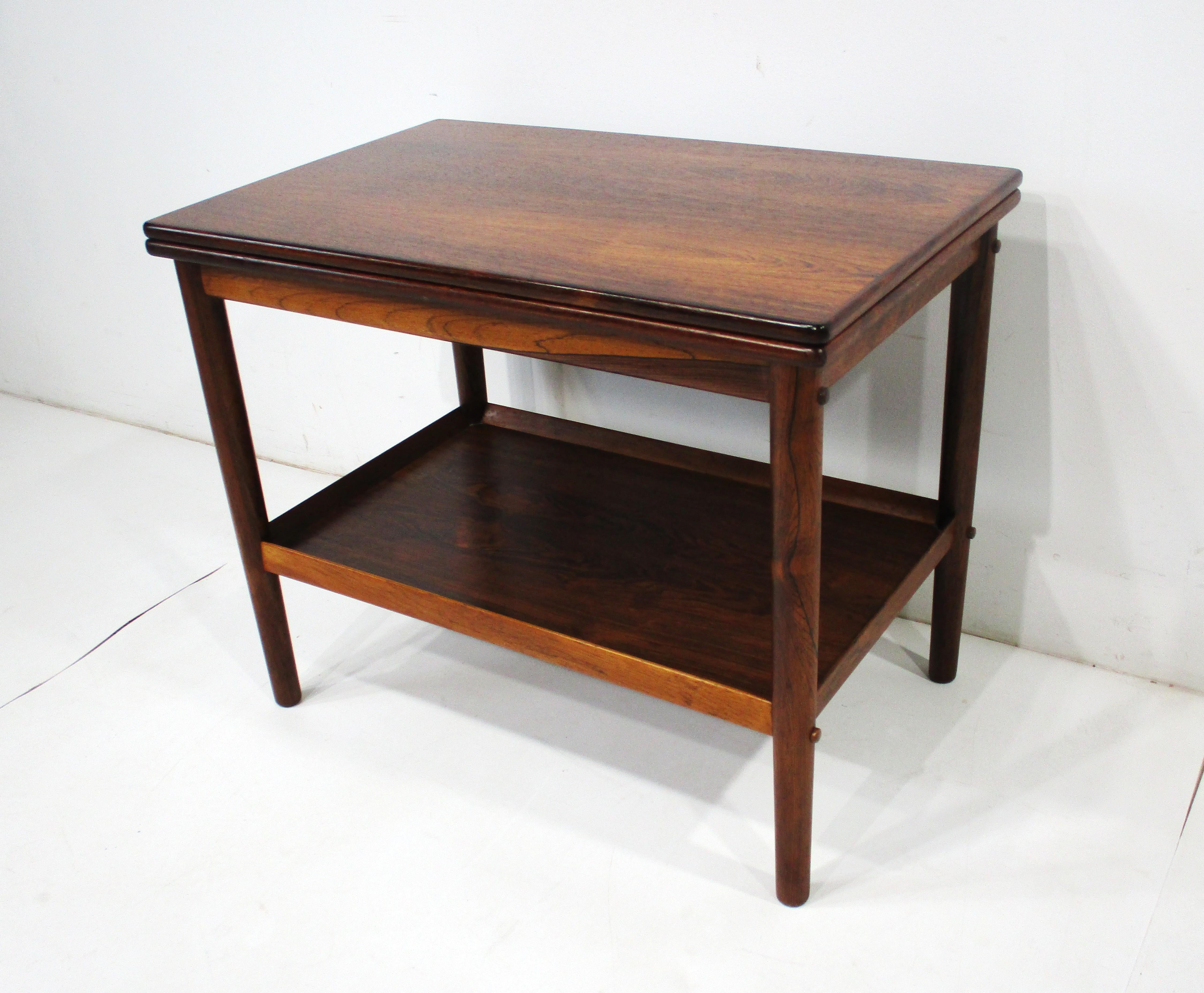 Mid-Century Modern Table d'appoint ou de salon en palissandre à plateau pivotant Grete Jalk Poul Jeppesen Danemark en vente