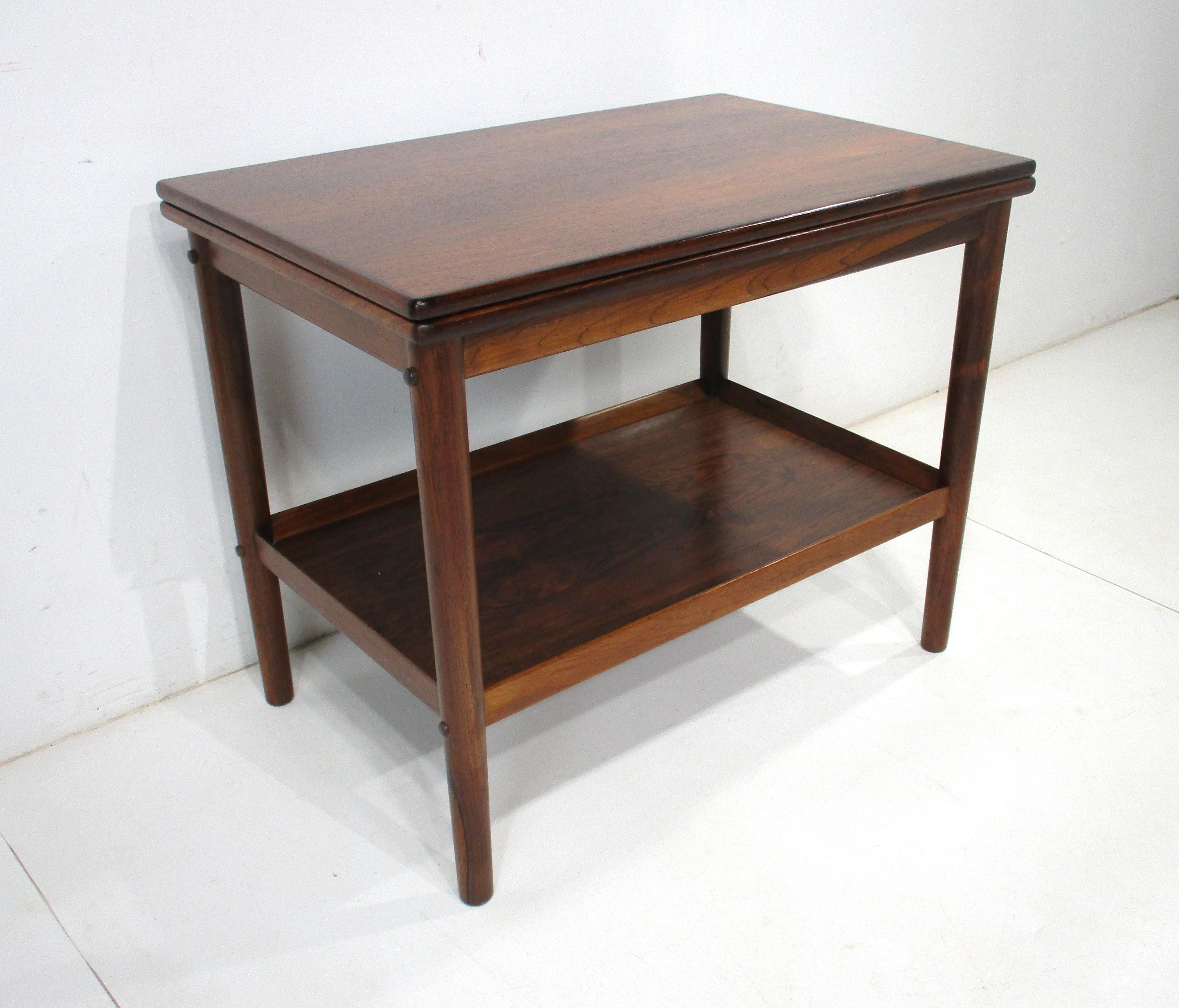 Danois Table d'appoint ou de salon en palissandre à plateau pivotant Grete Jalk Poul Jeppesen Danemark en vente