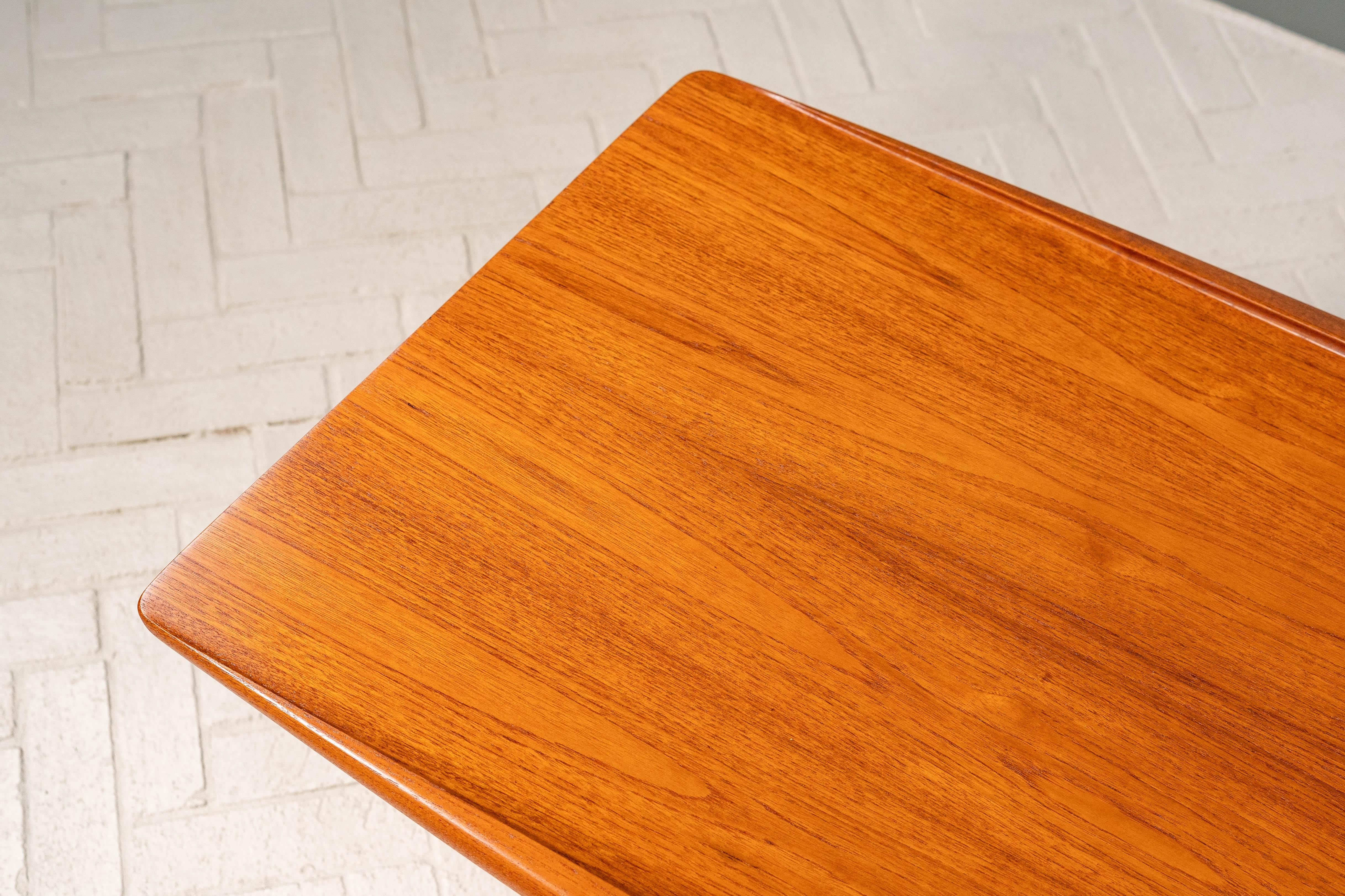 Danois Table basse en teck Grete Jalk en vente