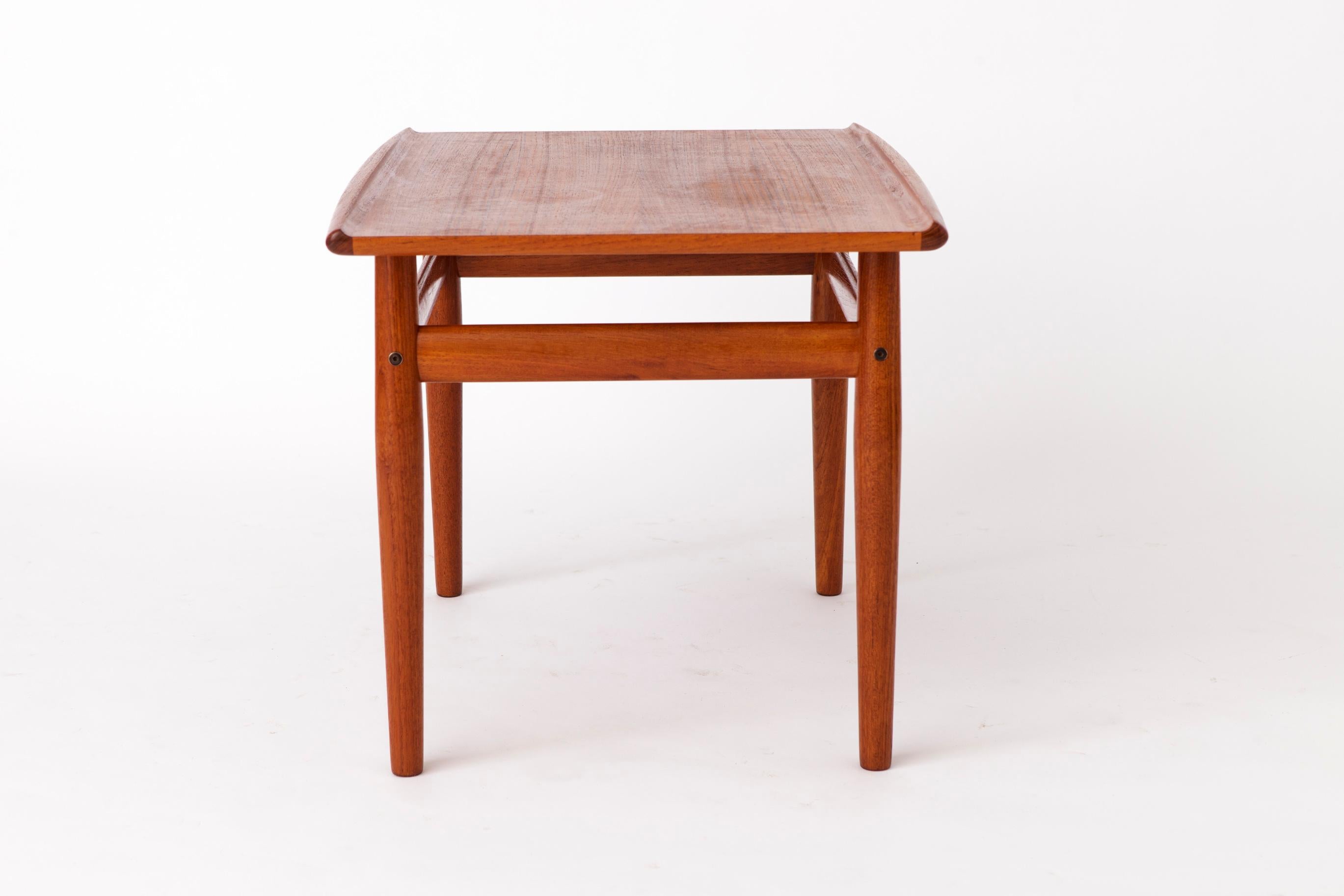 Milieu du XXe siècle Table d'appoint Grete Jalk en teck des années 1960, Glostrup, Vintage en vente