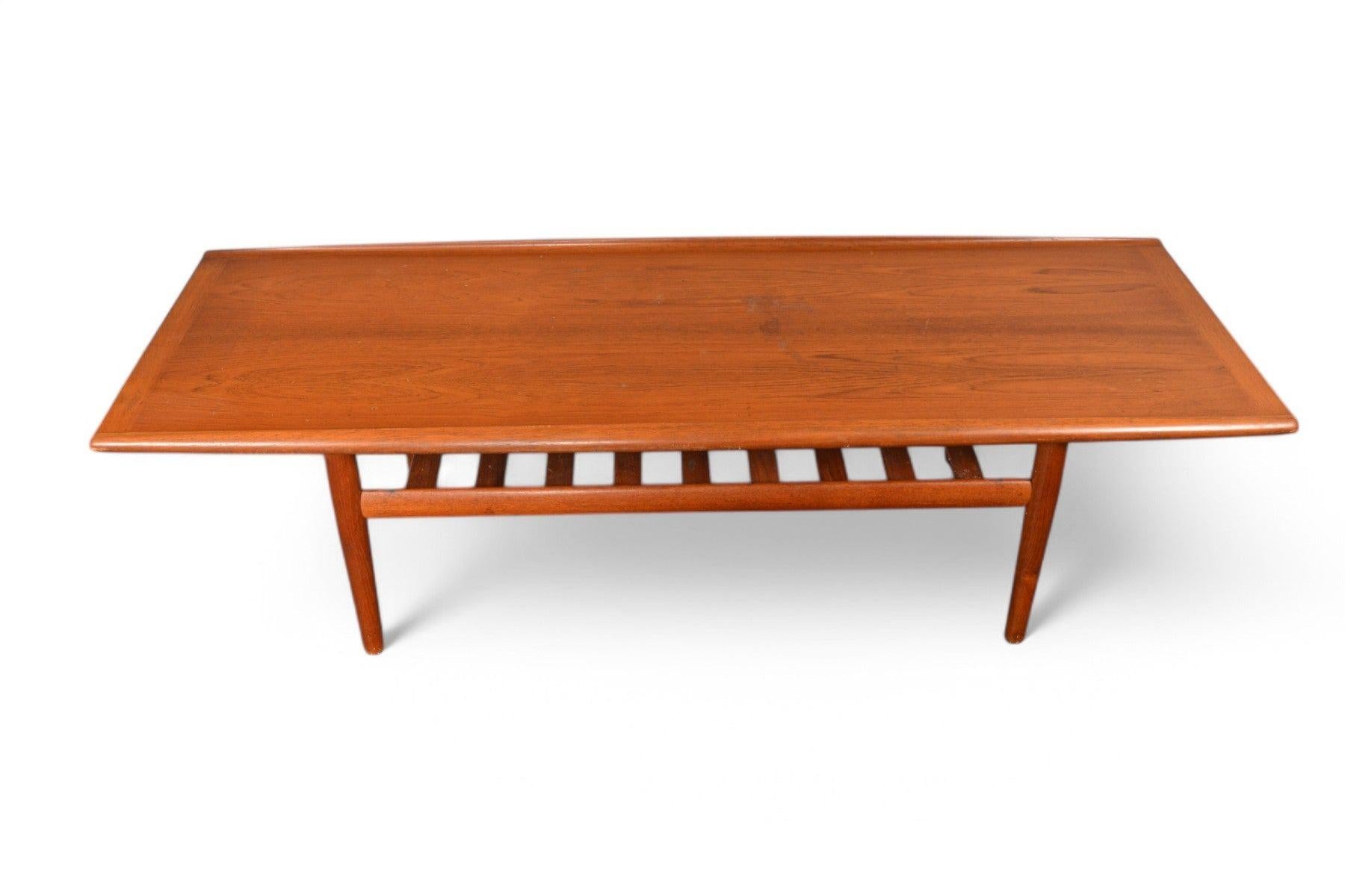 Origine : Danemark
Designer : Grete Jalk
Fabricant : Glostrup Møbelfabrik
Époque : années 1960
Matériaux : Teck
Dimensions : 63″ de largeur x 22″ de profondeur x 17.5″ de hauteur