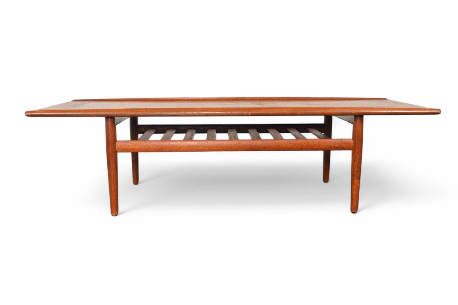 Mid-Century Modern Table basse en teck avec planche de surf Grete Jalk #2 en vente