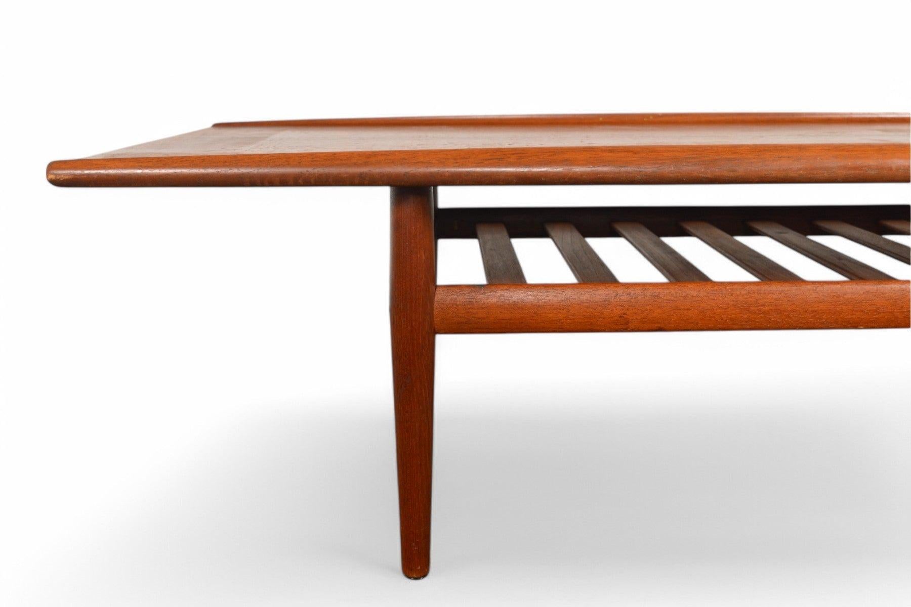 Danois Table basse en teck avec planche de surf Grete Jalk #2 en vente