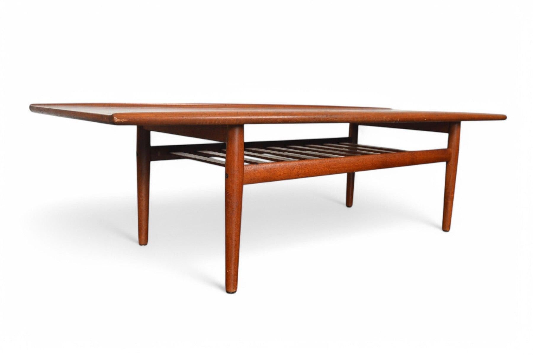 20ième siècle Table basse en teck avec planche de surf Grete Jalk #2 en vente