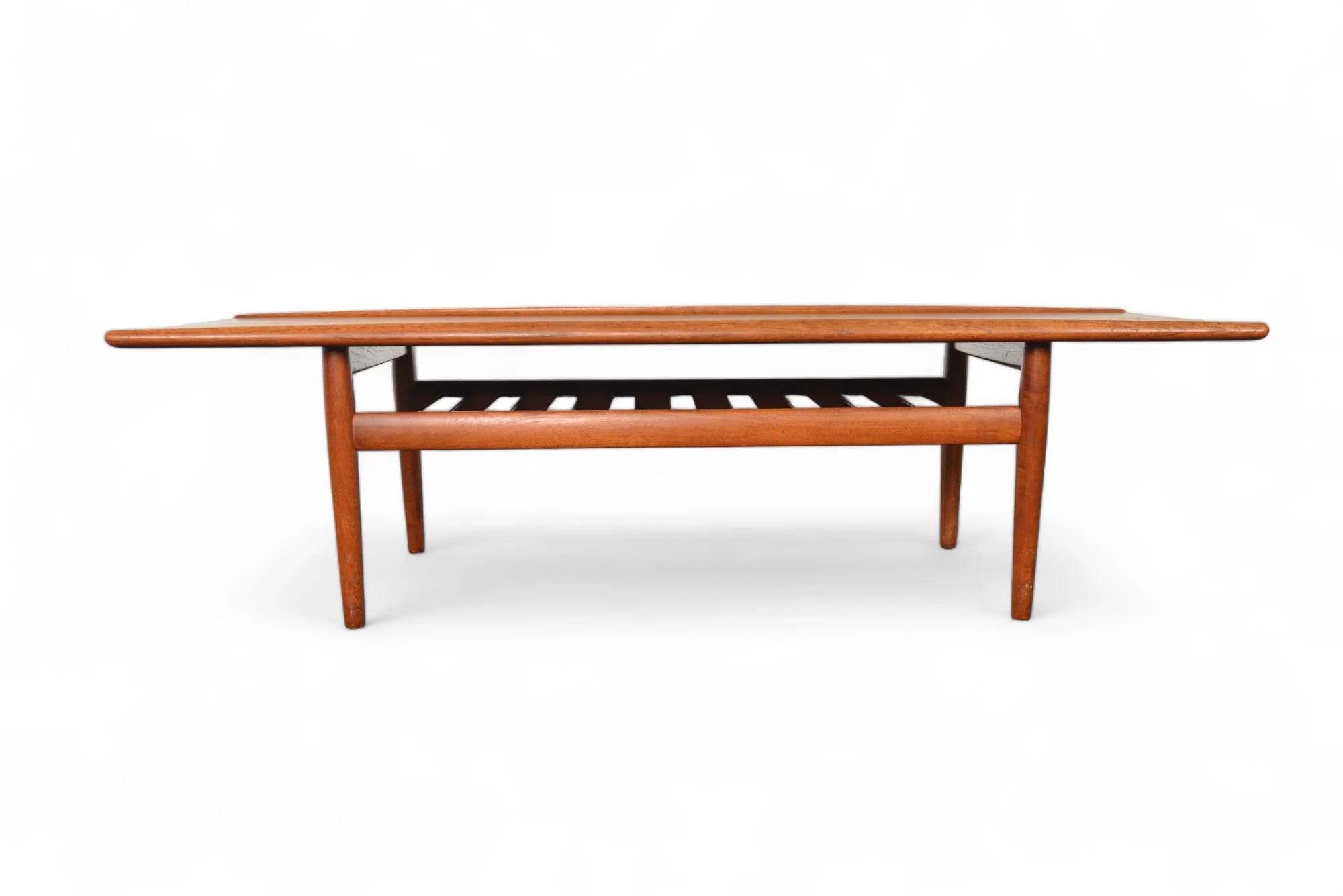 Origine : Danemark
Designer : Grete Jalk
Fabricant : Glostrup Møbelfabrik
Époque : années 1960
Matériaux : Teck
Dimensions : 63″ de largeur x 23″ de profondeur x 17.5″ de hauteur

Condit : En excellent état d'origine avec une usure typique de son