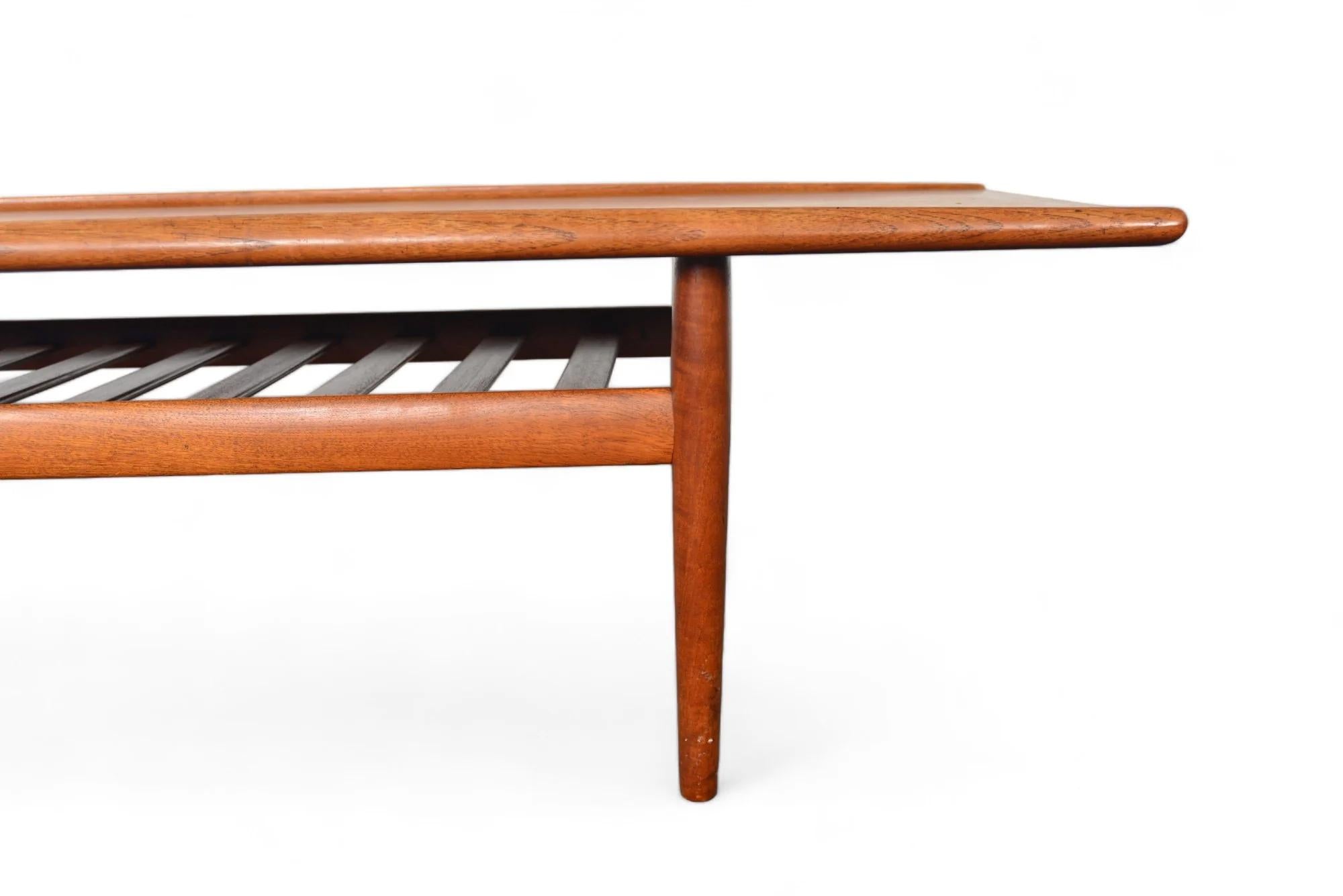 Mid-Century Modern Table basse en teck avec planche de surf Grete Jalk en vente