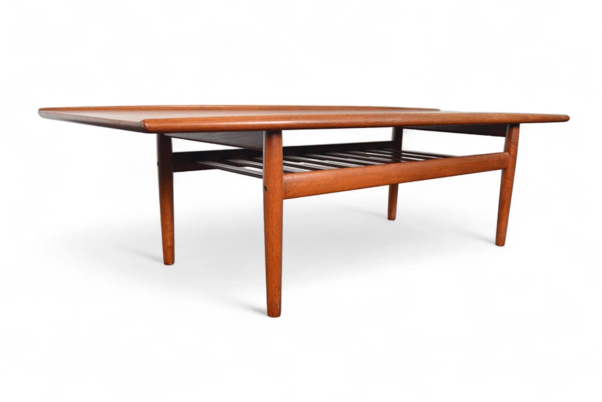 20ième siècle Table basse en teck avec planche de surf Grete Jalk en vente