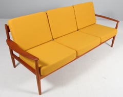 Grete Jalk Dreisitzer-Sofa aus Teakholz und Hallingdal-Wolle von Kvadrat