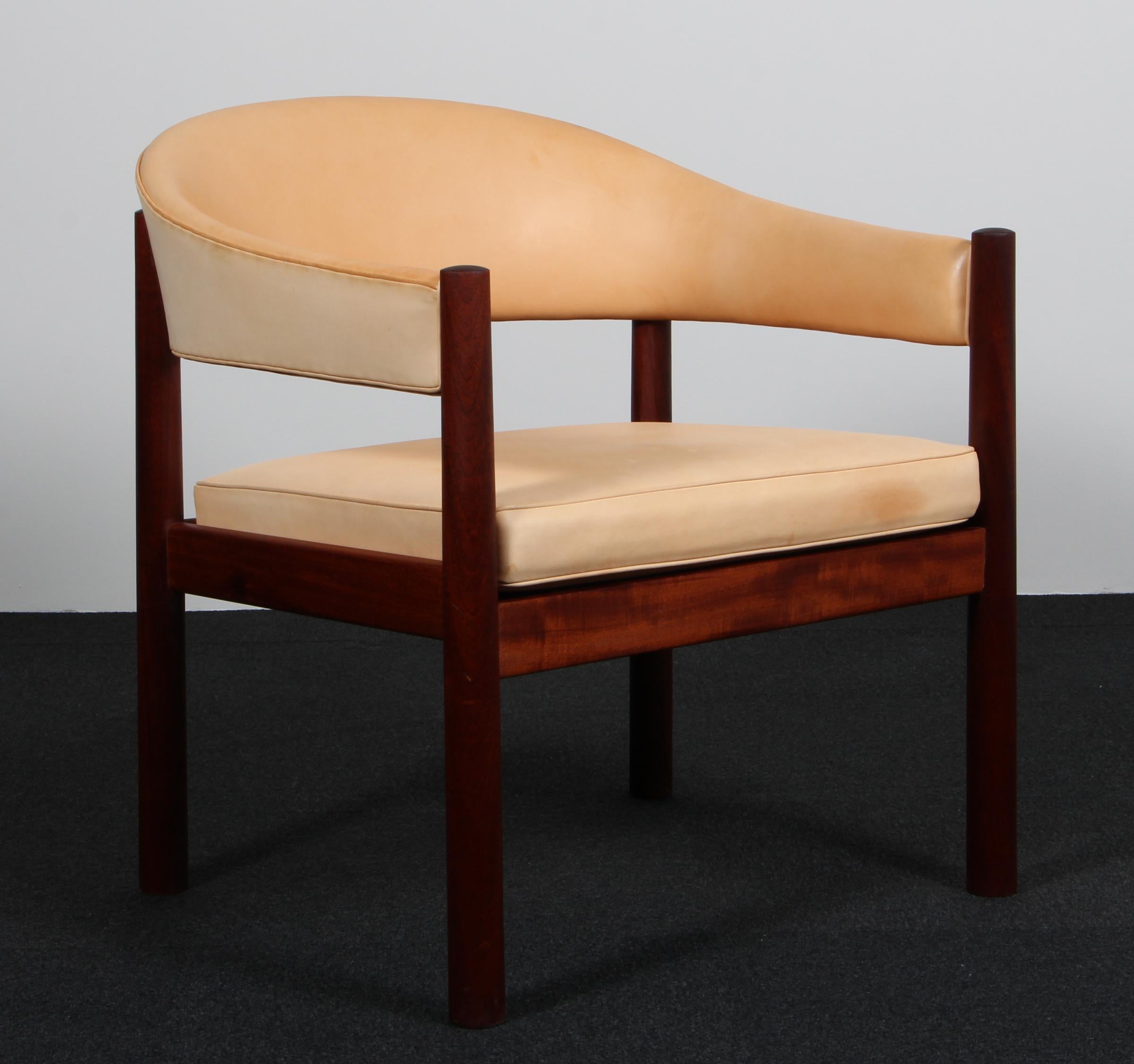 Grete Jalk, unique lounge chair in mahogany

Original upholsteret with light patinated nature leather.

Made by Niels Risom. Only made one of these.