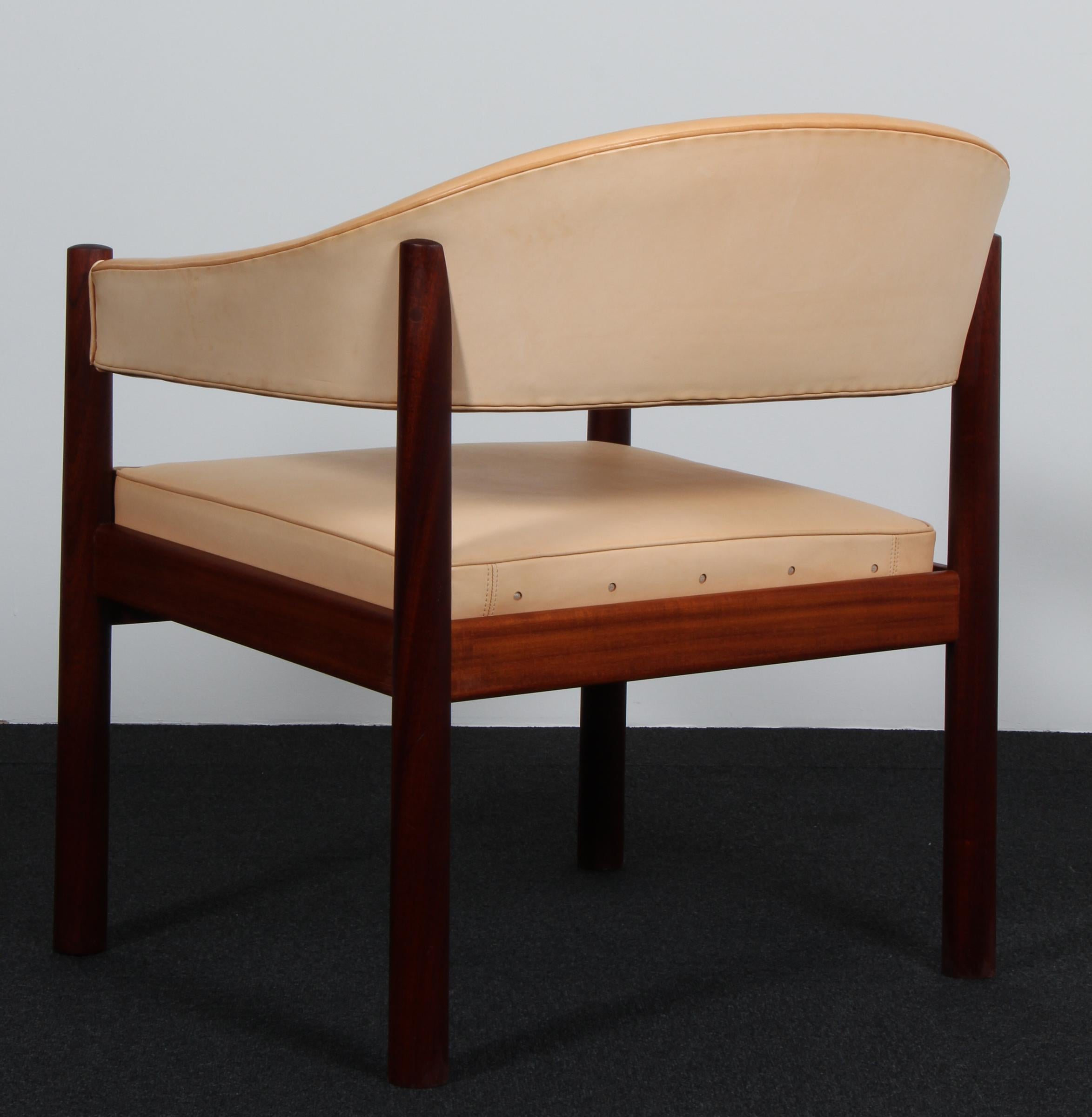 Cuir Grete Jalk, Unique. Lounge Chair with Frame of mahogany en vente