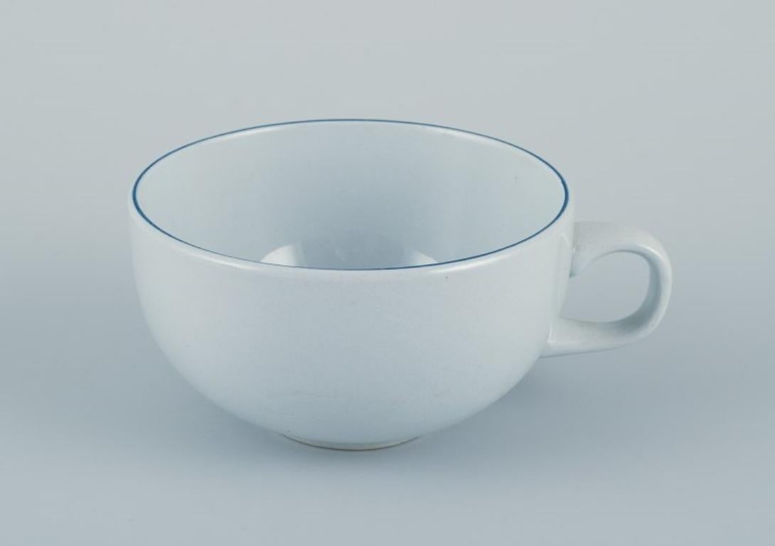 Scandinave moderne Grethe Meyer pour Aluminia. Ensemble de quatre tasses à café de la ligne Blue avec soucoupes. en vente