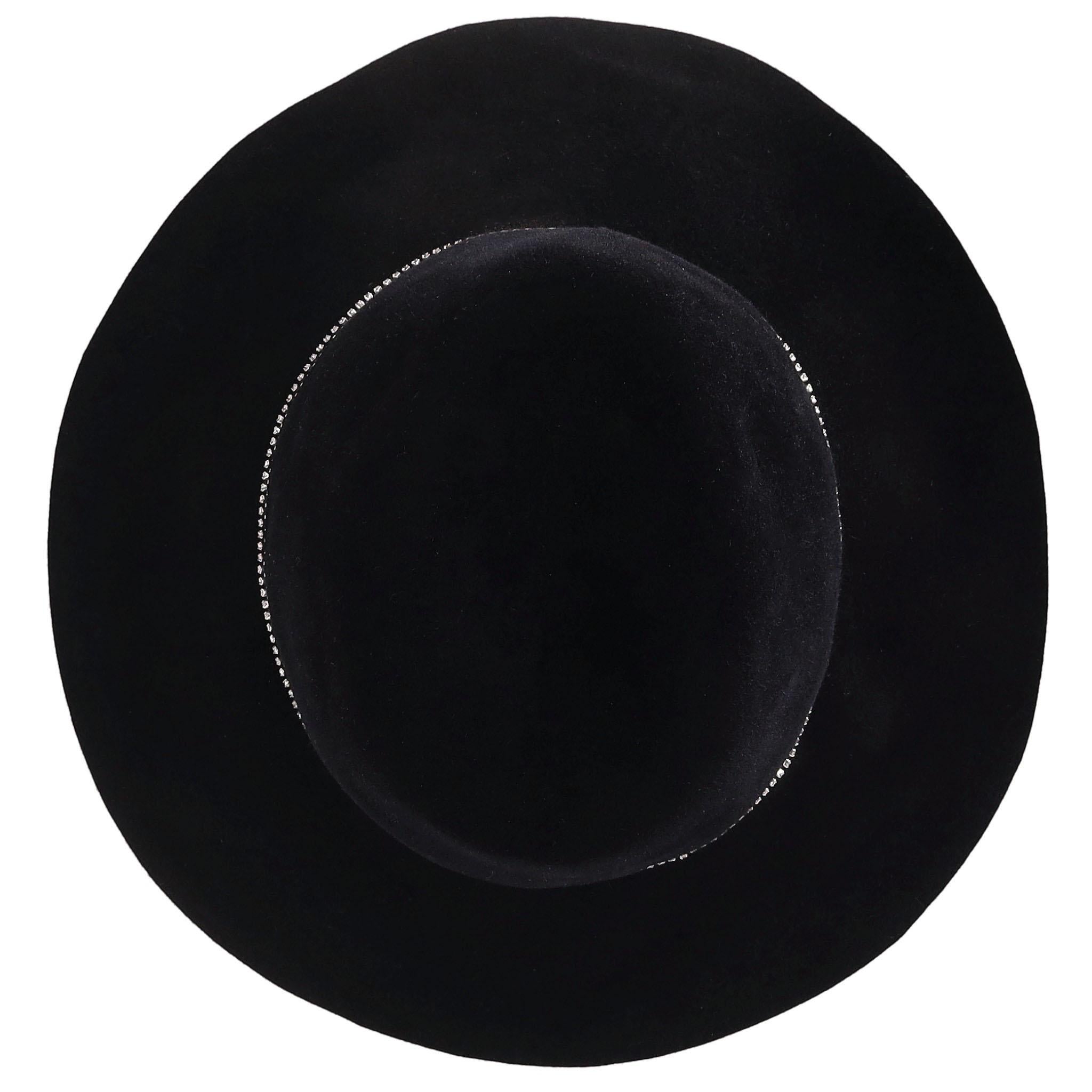 Cappello Fedora in pelliccia di coniglio impreziosito da cristalli di Grevi

Cappello nero realizzato in pelliccia di coniglio e impreziosito da cristalli.

Dettagliato con corona immersa e tesa larga.

Taglia - Taglia unica

Condizioni - Molto