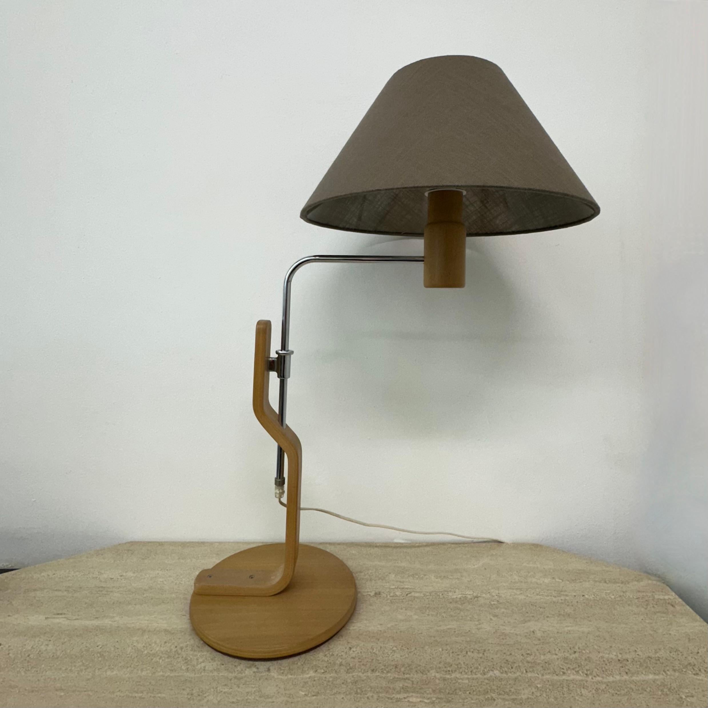 ‘Grevie’ adjustable floor lamp by Lars Bessfelt for Ateljé Lyktan, Sweden 1970s

Dimensions: 94 cm Height , 53cm Depth , 53 cm Width
Condition: Good
Material: Metal , wood , fabric
Color: Brown , silver