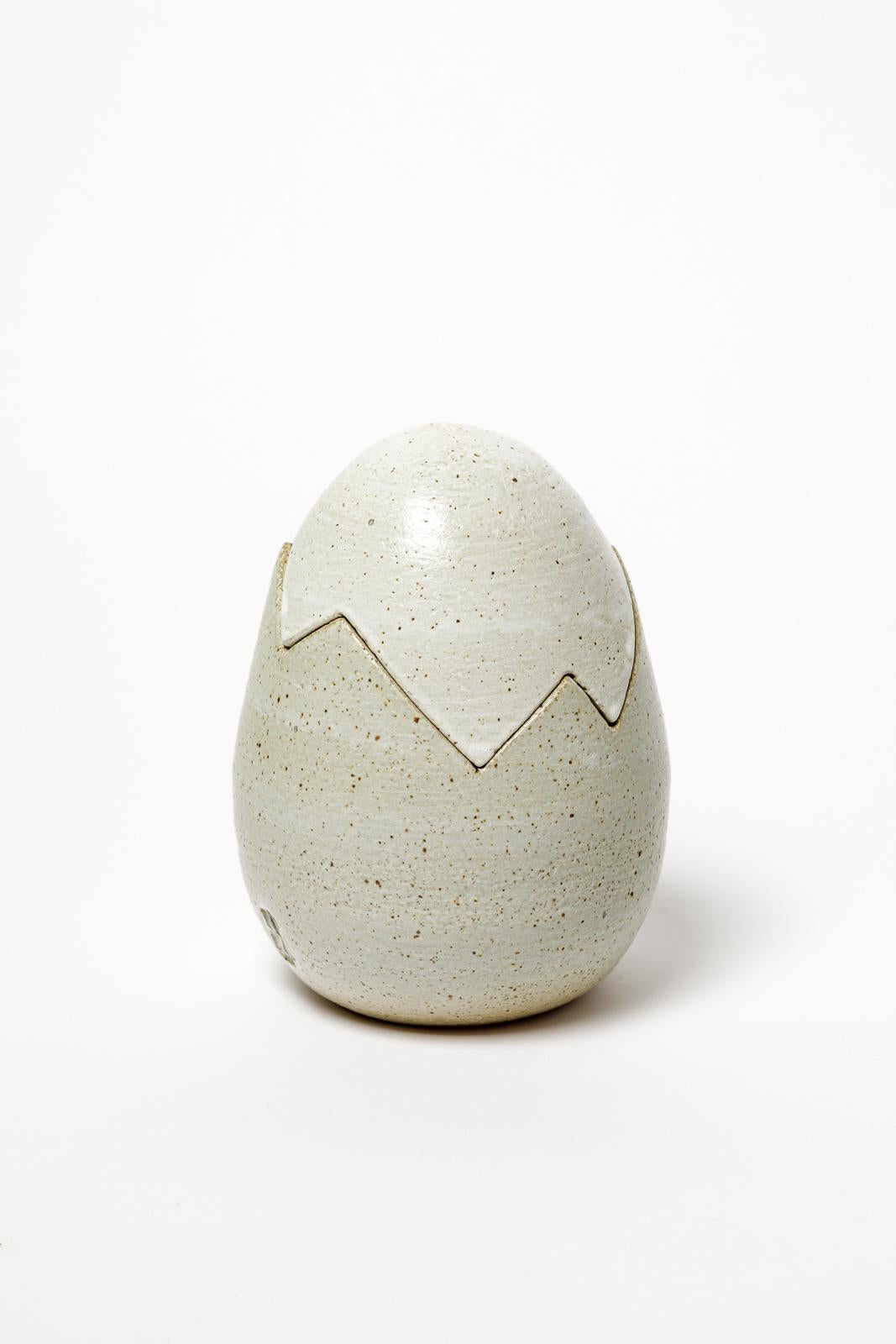 Yves Marian. 2/6

Réalisé vers 1970

Signé à la base

original en parfait état

Boîte à bijoux ou à décorations en céramique de couleur gris clair, design du 20e siècle, en forme d'œuf

Hauteur 18 cm
Grand 11 cm

