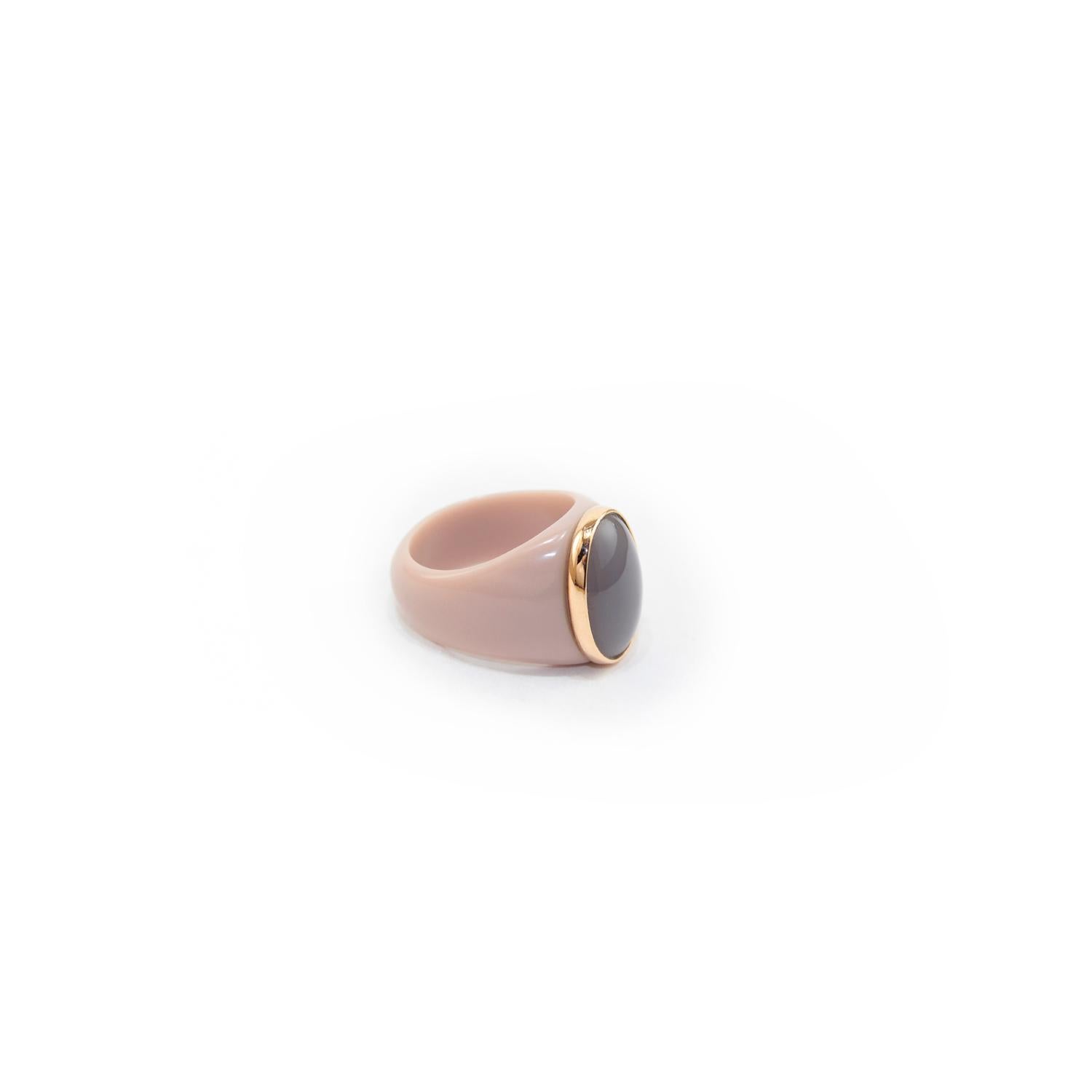 Elegant ring in powder bakelite, 18kt pink gold and grey agate cabochon. 
Pink Gold g. 1,8
Oval Grey agate cabochon size 19x14  mm
Size 19 (ita) 8.75 (usa)  59 (fra) 


