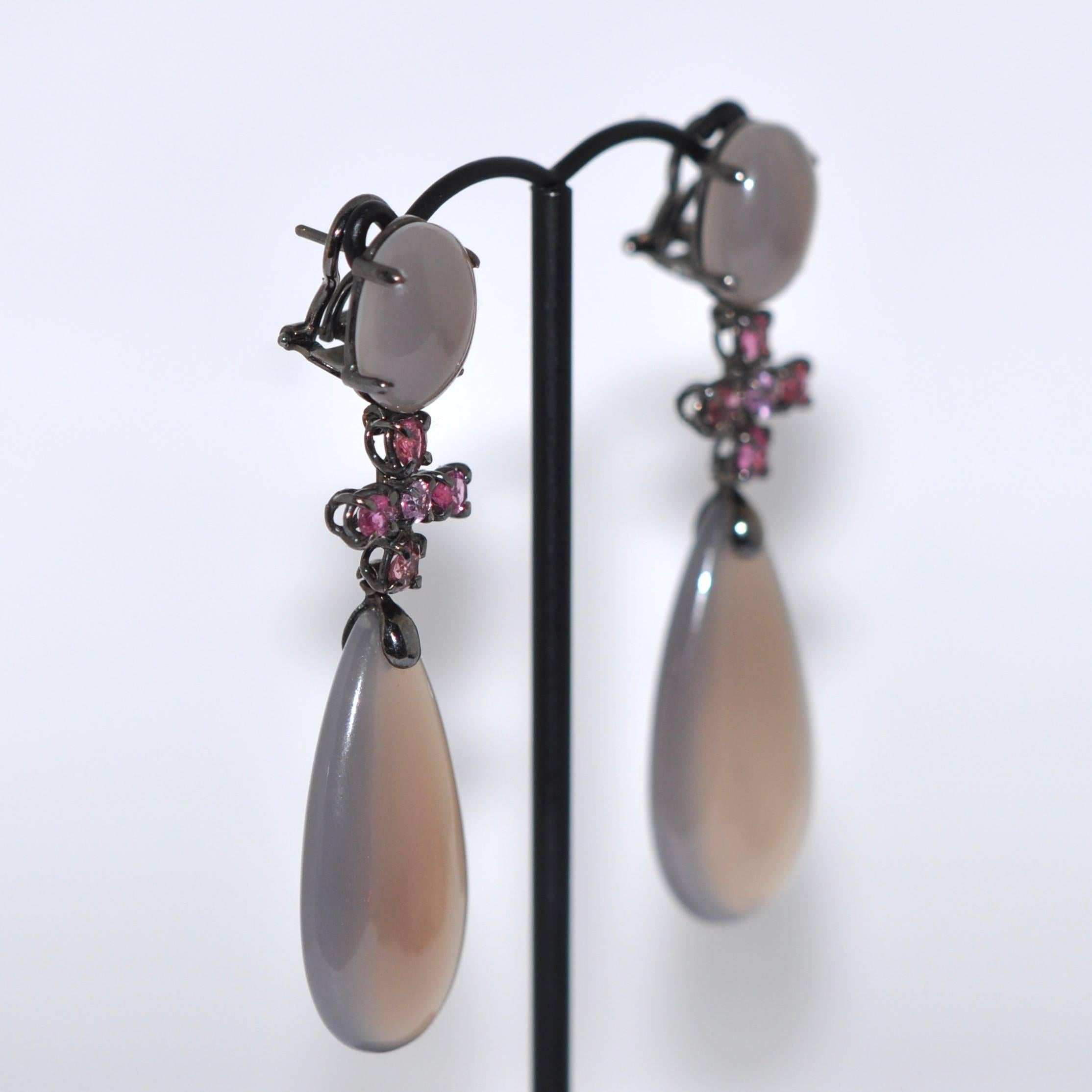 Discover this Grey Agate and Tourmaline, Black Gold Chandelier Earrings.
Grey Agate
Tourmaline
Black Gold 18 Carat
