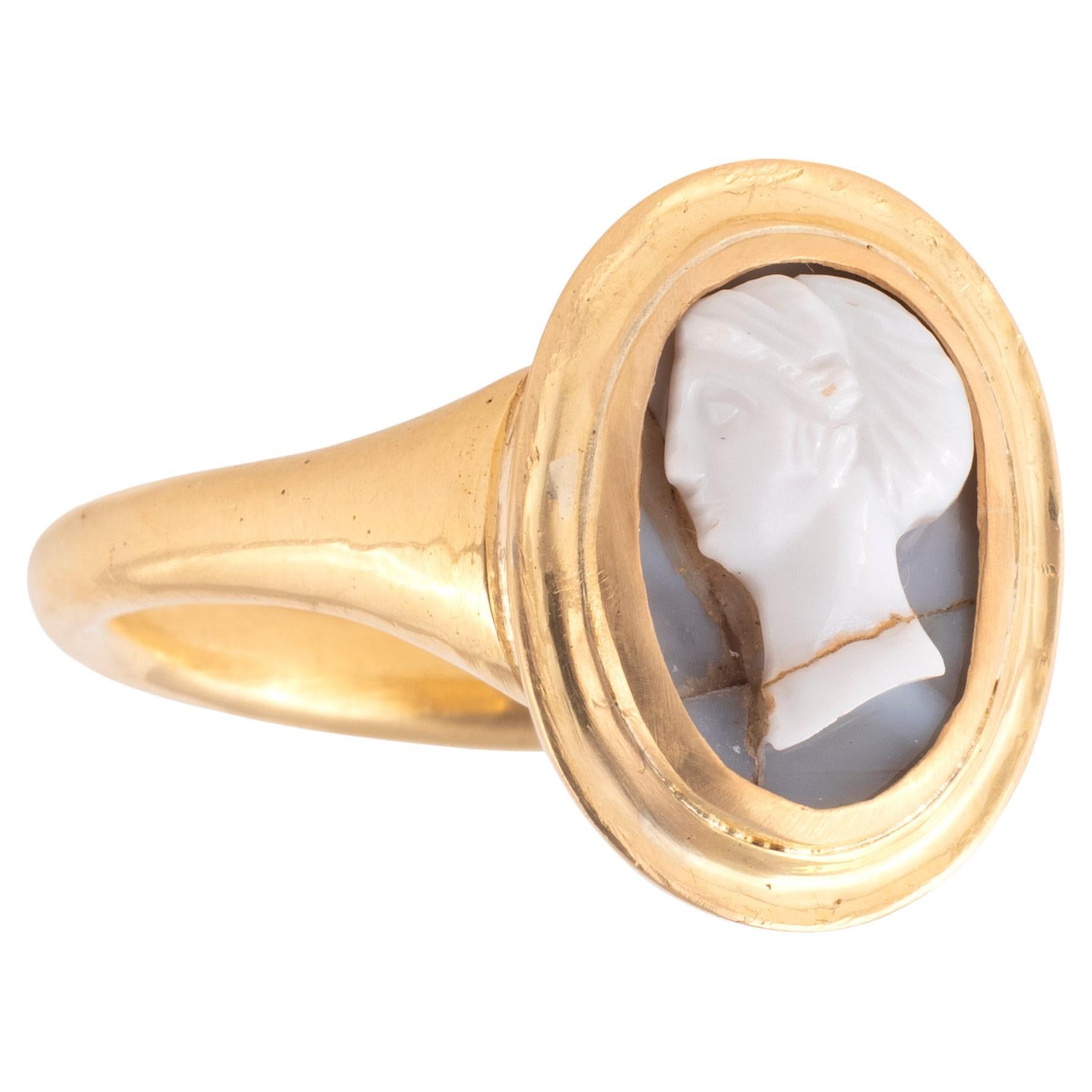 Un cammeo in agata romana con il ritratto dell'imperatrice Faustina la maggiore.
Agata grigia con una moderna montatura in oro giallo 22kt
Italia 2°-3° secolo ADS
Il cammeo ha una dimensione di 1,1 cm x 0,8 cm.
Dimensione 7
Peso: 8,67gr.

