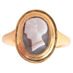 Grauer Kamee-Ring aus Achat von einer Faustina der Ältere aus dem 2.-3. Jahrhundert n. Chr.