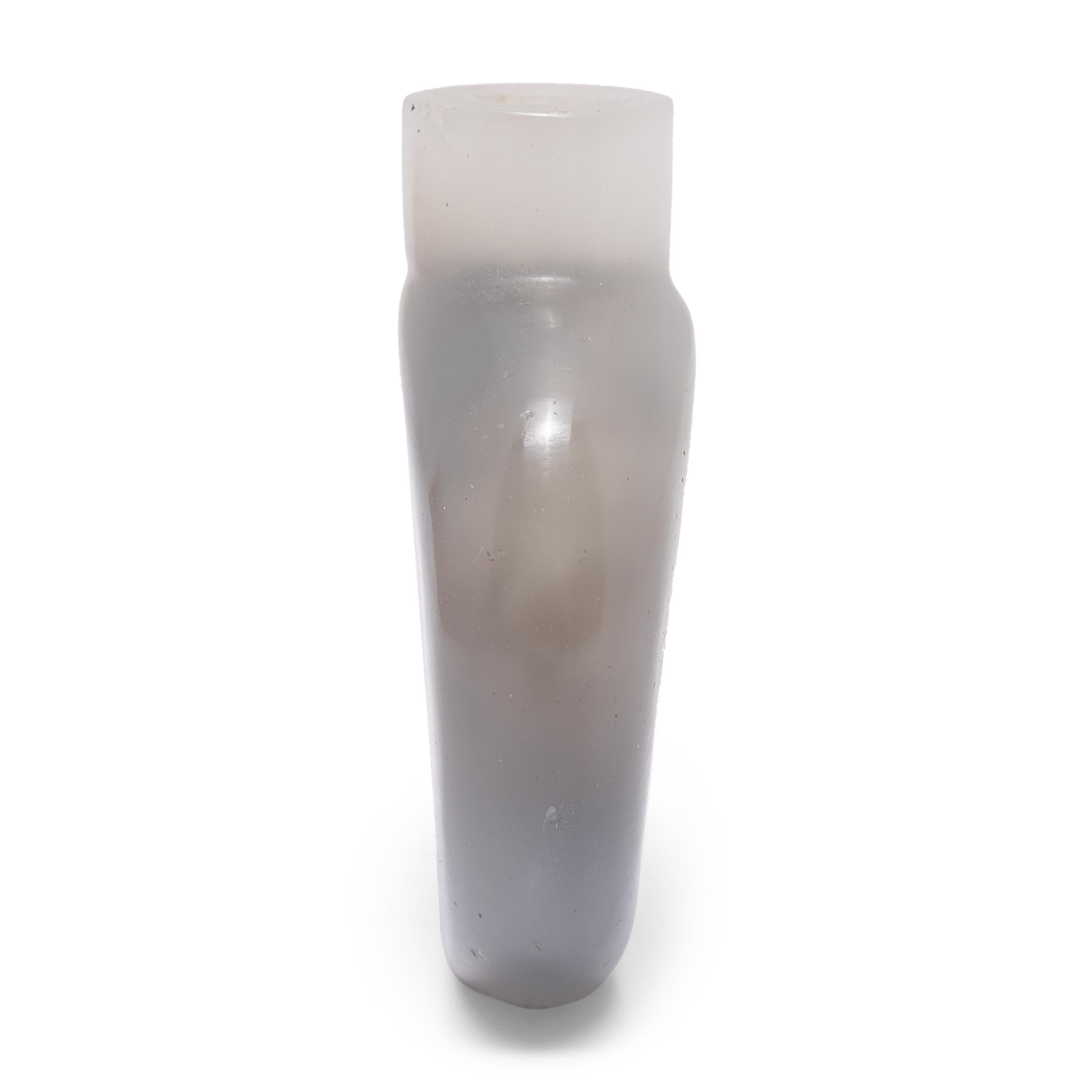 Chinese Grey Agate Snuff Bottle, c. 1900 In Good Condition For Sale In Chicago, IL