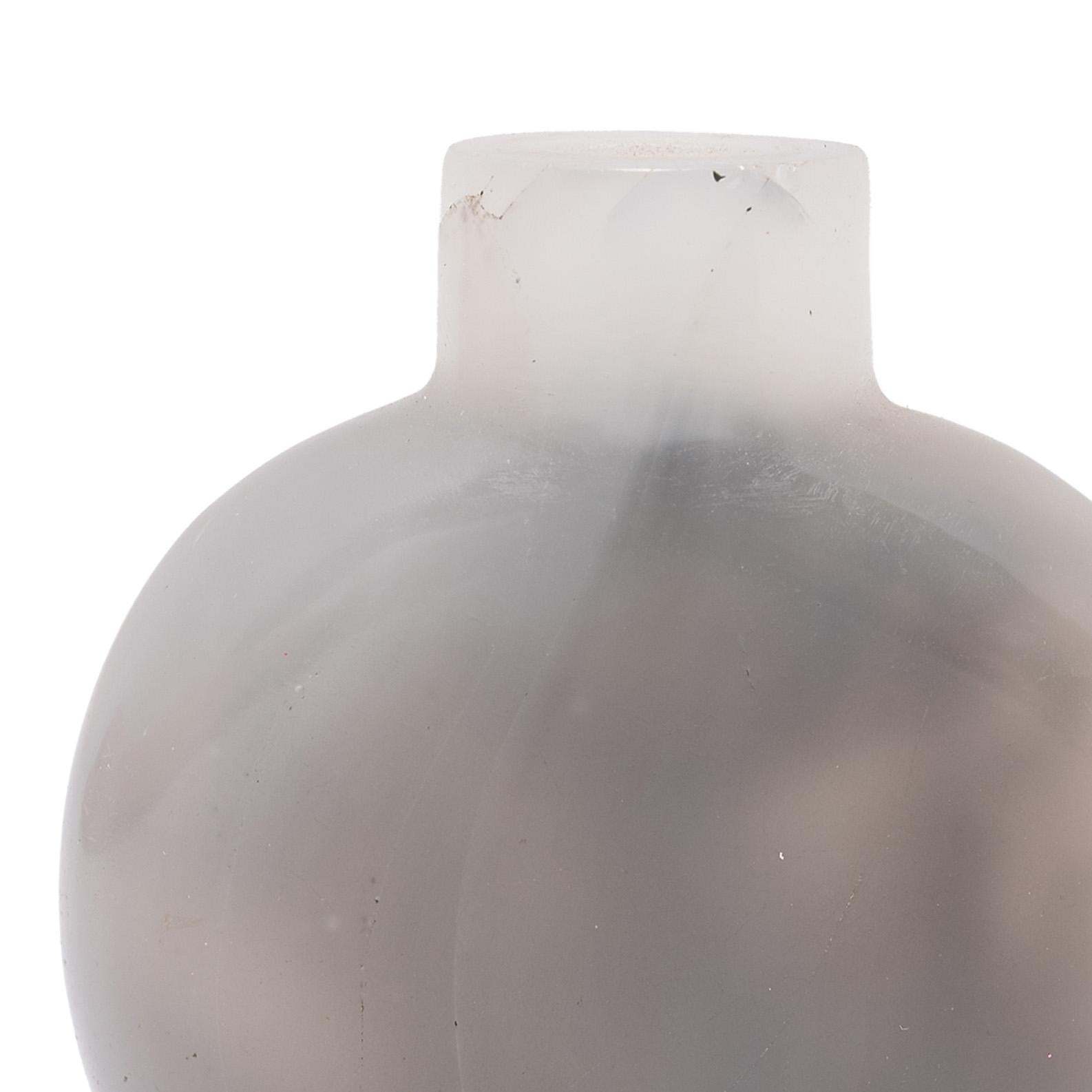 Chinesische Schnupftabakflasche aus grauem Achat, um 1900 im Zustand „Gut“ im Angebot in Chicago, IL