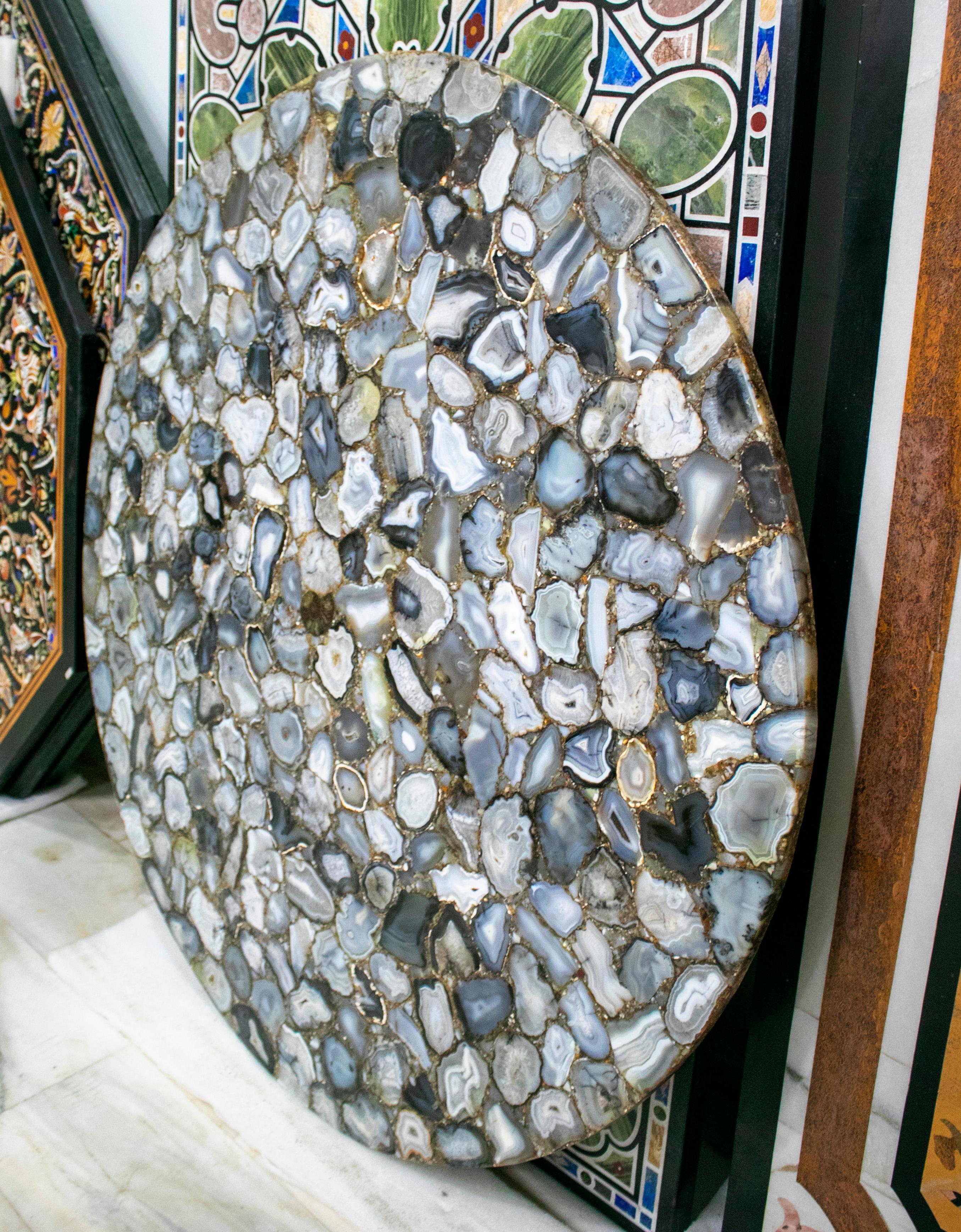 Runde Tischplatte aus Achat-Mosaiksteinchen.