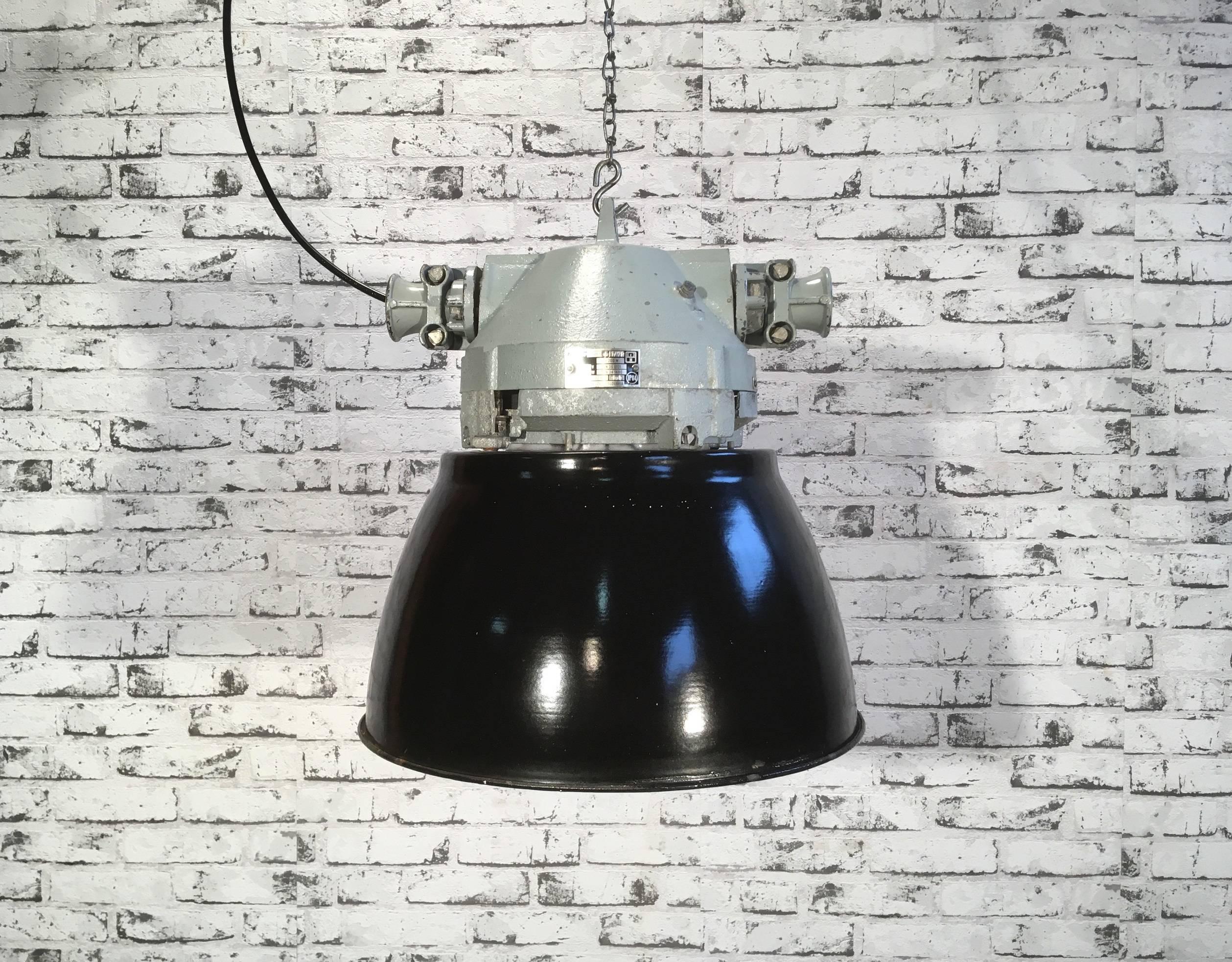 Vintage grey industrial lamp with massive protective glass bulb. Made by Elektrosvit during the 1960s. Grey cast aluminium body, clear glass. Black enamelled shade with white interior. Iron cage. Porcelain socket for E27 bulbs. Newly wired.
Weight: