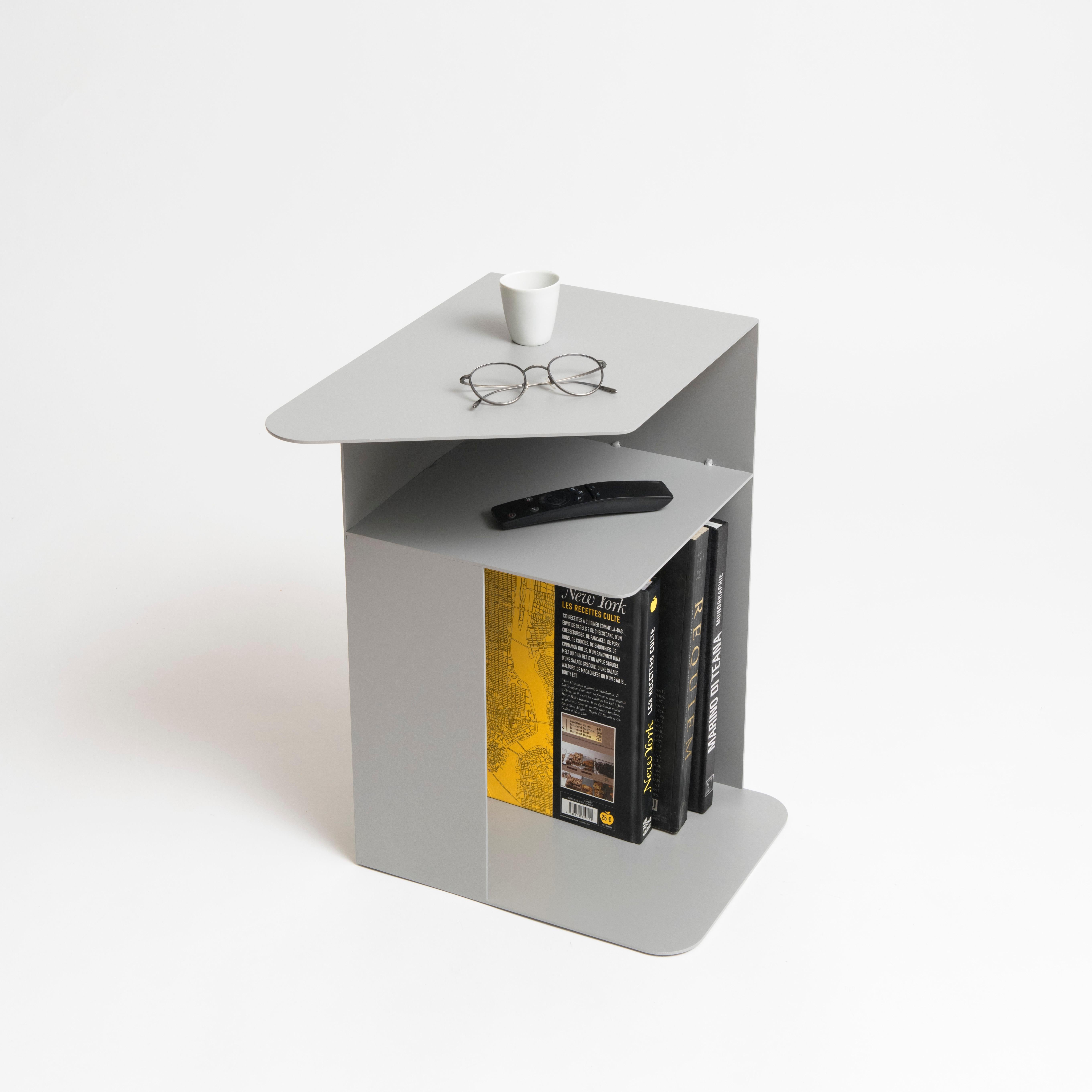 Minimalistischer Beistelltisch aus Aluminium in modernem Design für den Arbeitsbereich, den Wohnbereich oder das Büro. om26 ist mit einem Regal und einer Ablagefläche für Bücher (oder Flaschen) ausgestattet. Leichtes Produkt, leicht zu