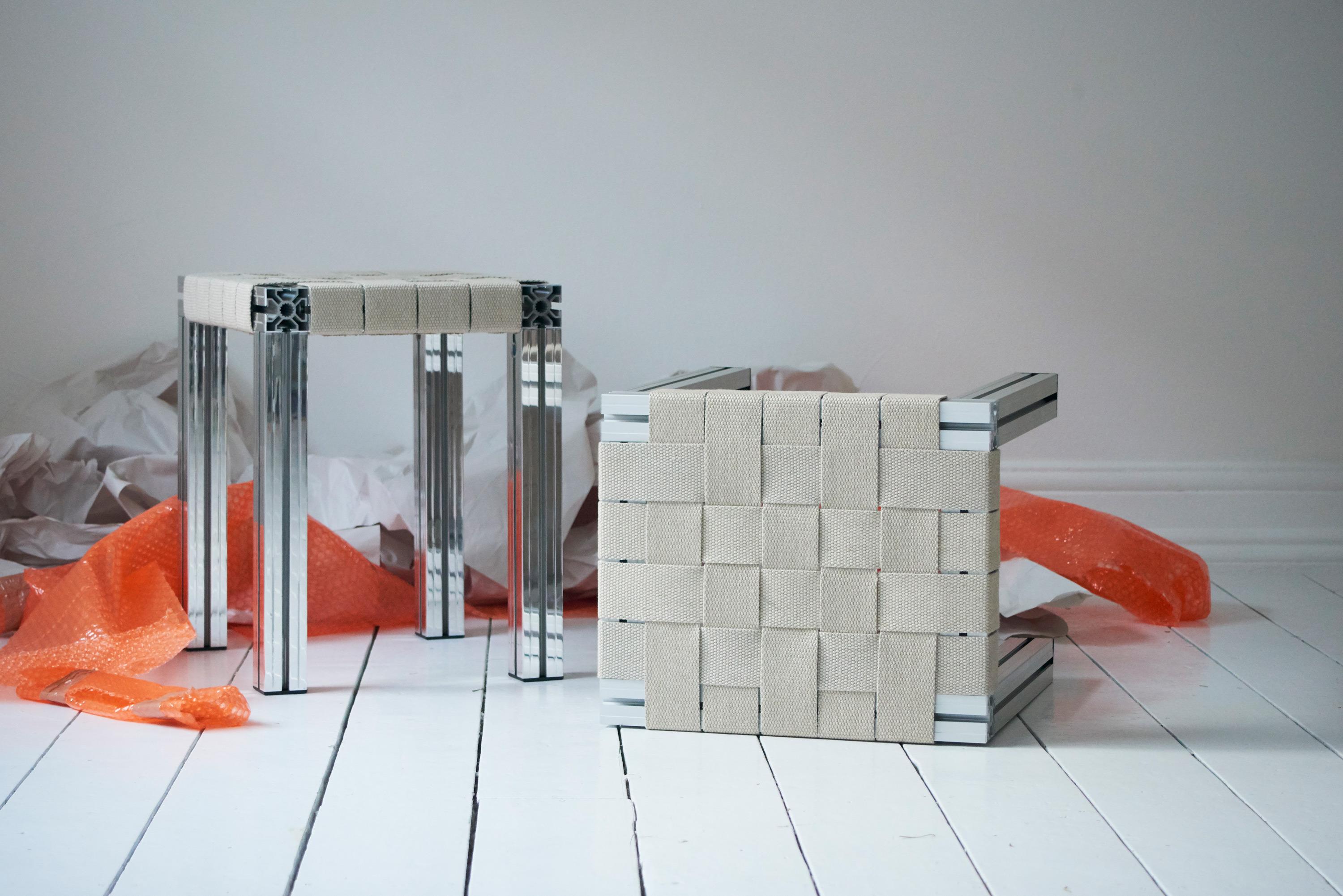 Grauer Hocker aus Aluminium mit ausziehbarem Webbing-Sitz aus der Kollektion Anodised Wicker (Moderne) im Angebot