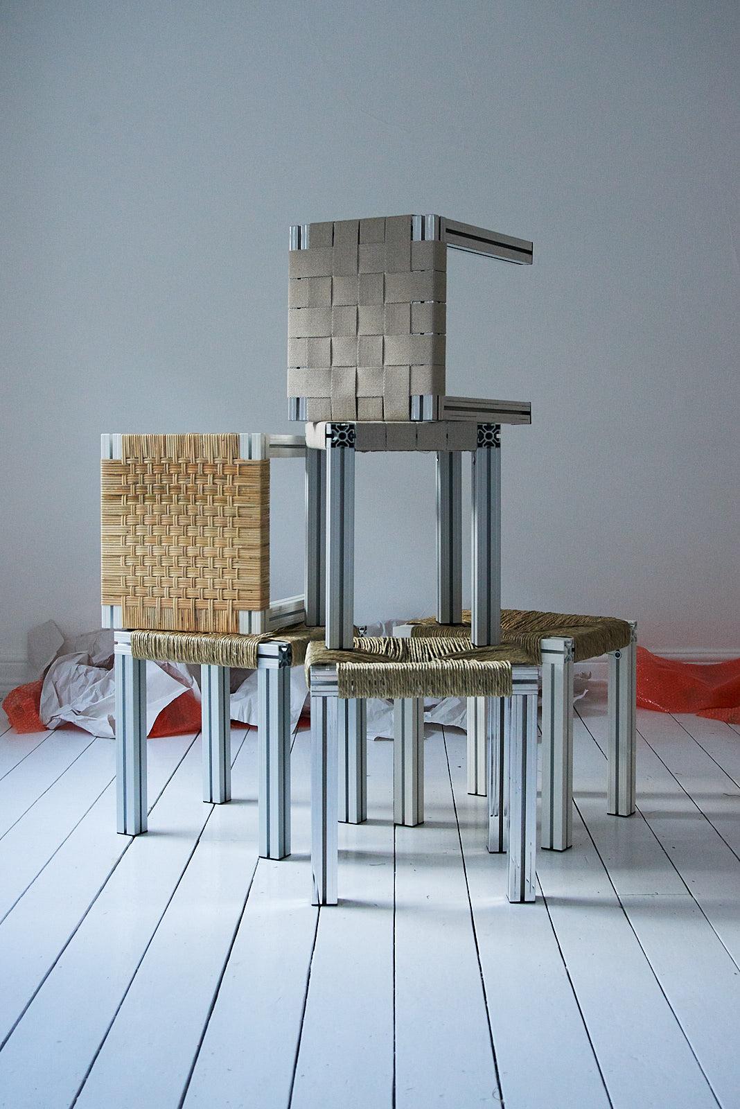 Grauer Hocker aus Aluminium mit ausziehbarem Webbing-Sitz aus der Kollektion Anodised Wicker (Britisch) im Angebot
