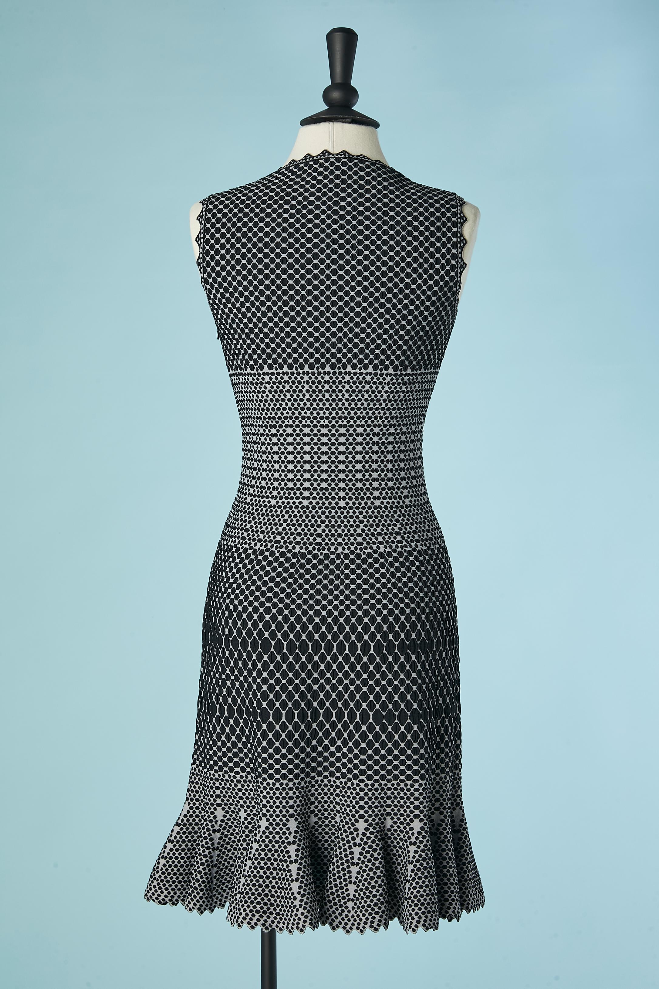 Graues und schwarzes ärmelloses Jacquard-Kleid ALAIA im Angebot 1