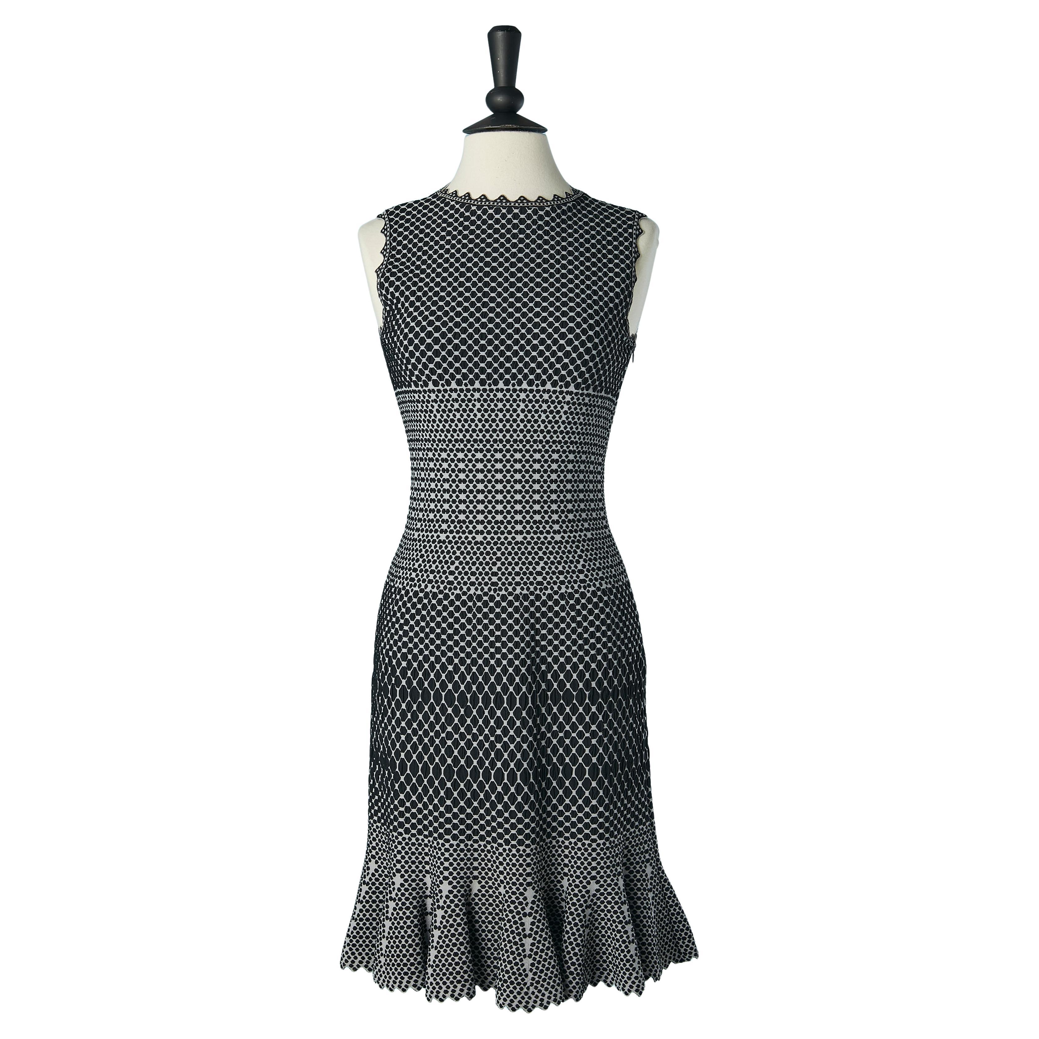 Graues und schwarzes ärmelloses Jacquard-Kleid ALAIA im Angebot