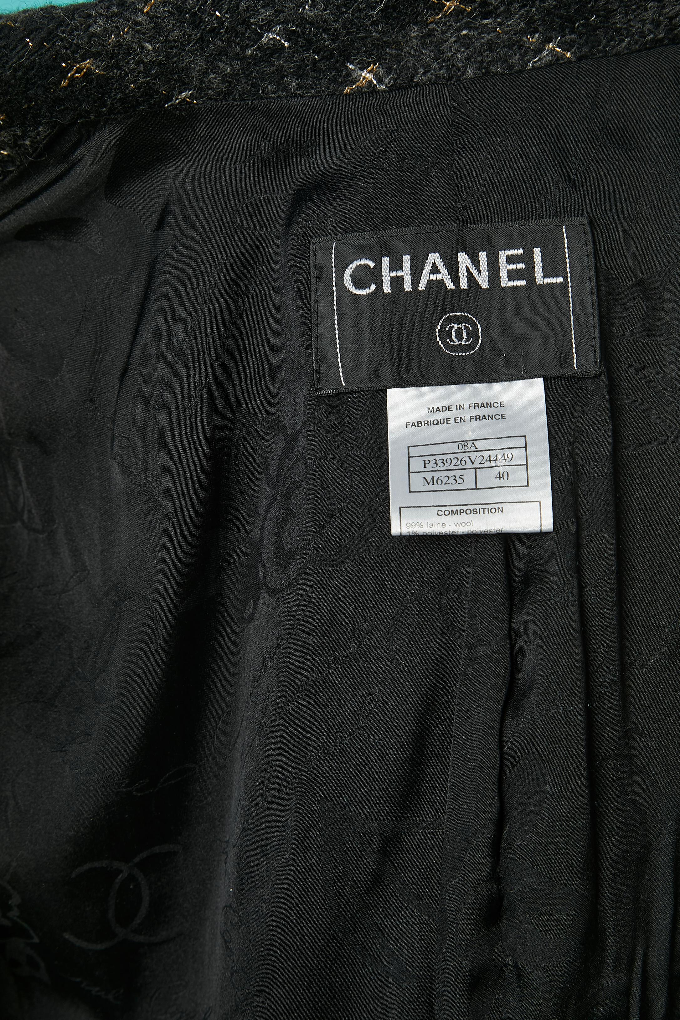 Giacca monopetto grigia e nera in tweed con bottone logato Chanel in vendita 5