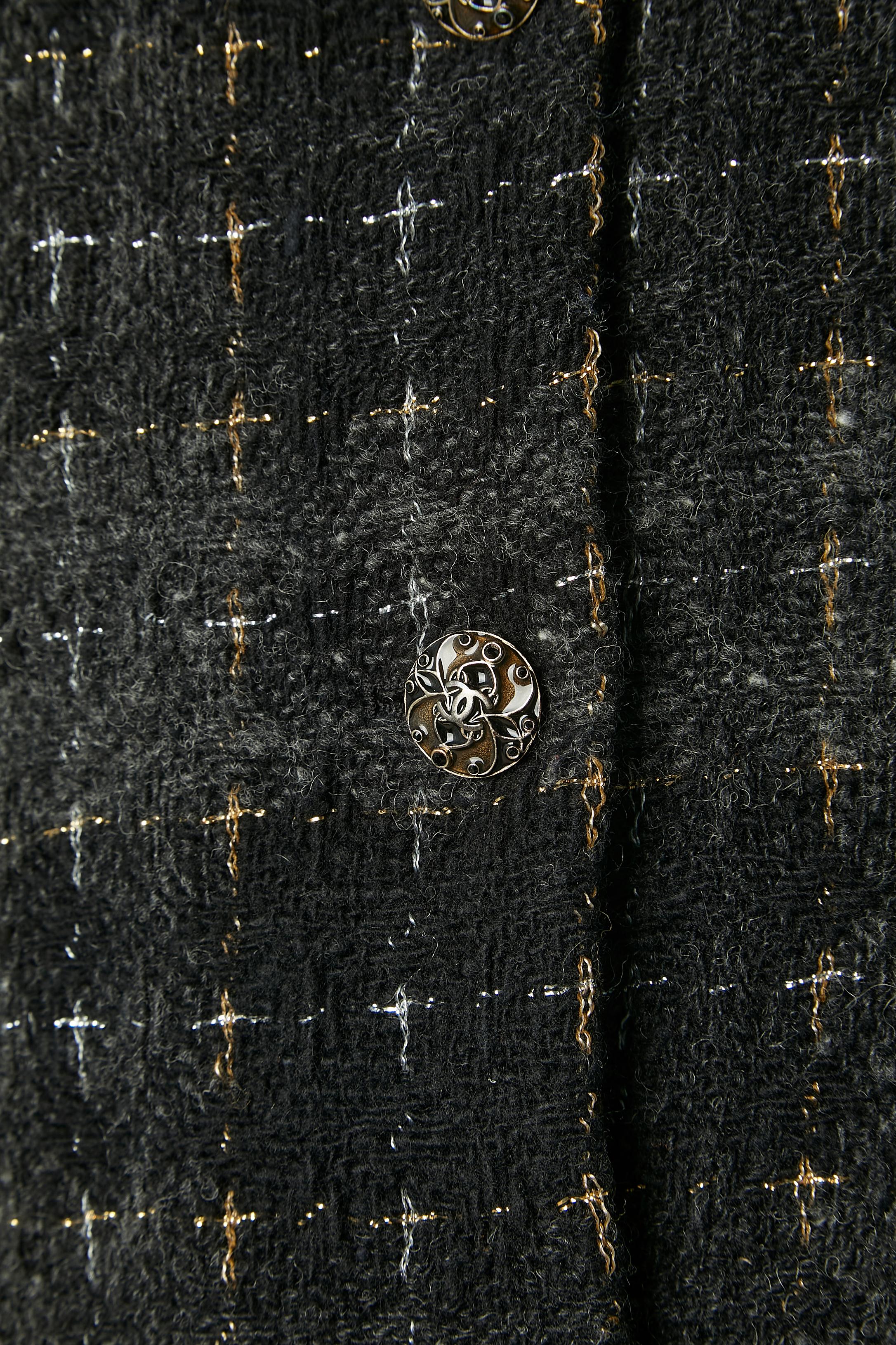 Giacca monopetto in tweed grigia e nera con bottone con marchio. Composizione del tessuto principale: 99% lana, 1% poliestere. Fodera di marca Composizione: 86% seta 14% elastan. Catena all'interno sul bordo inferiore. 
Tasca su entrambi i lati +