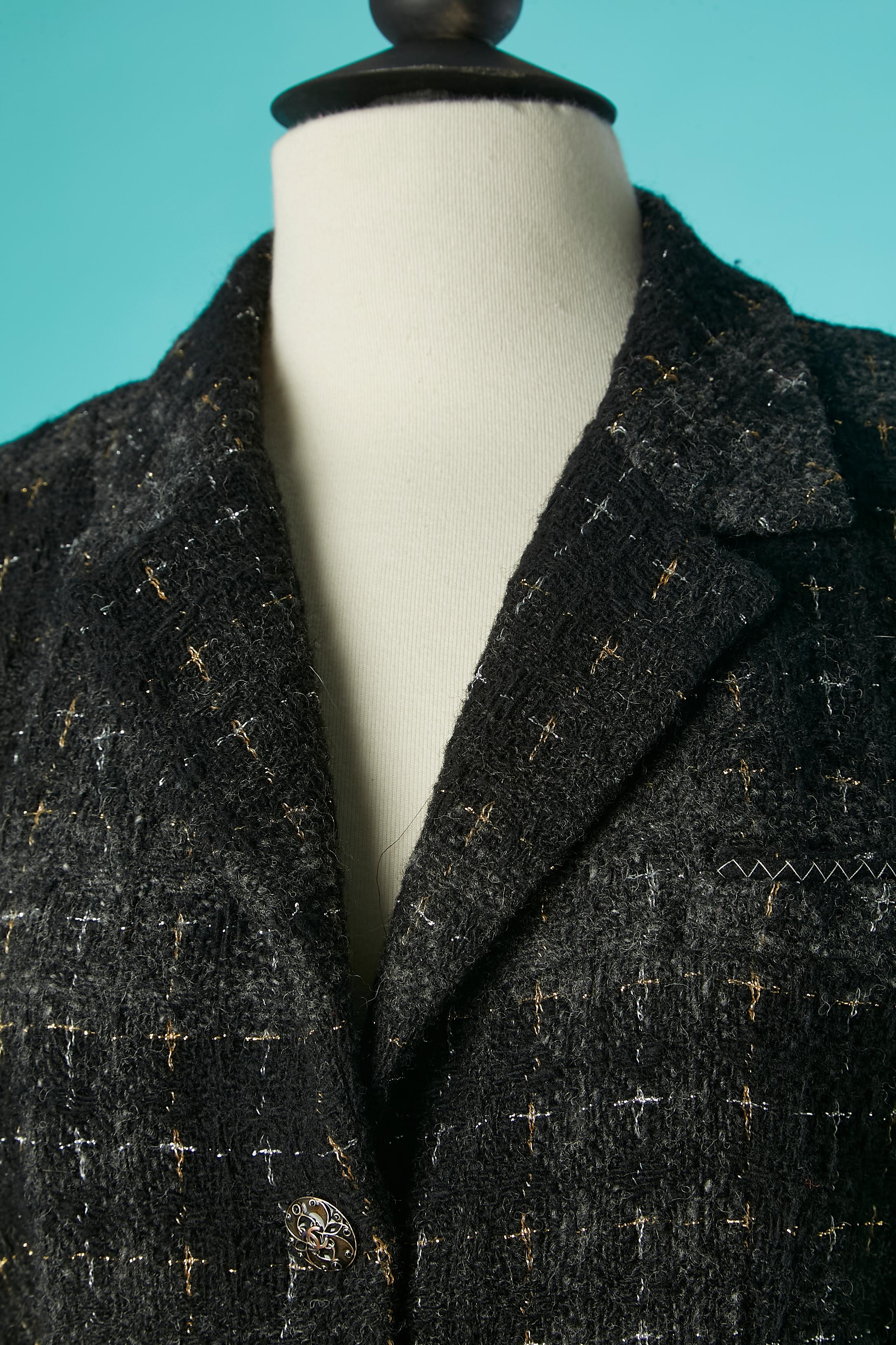 Nero Giacca monopetto grigia e nera in tweed con bottone logato Chanel in vendita