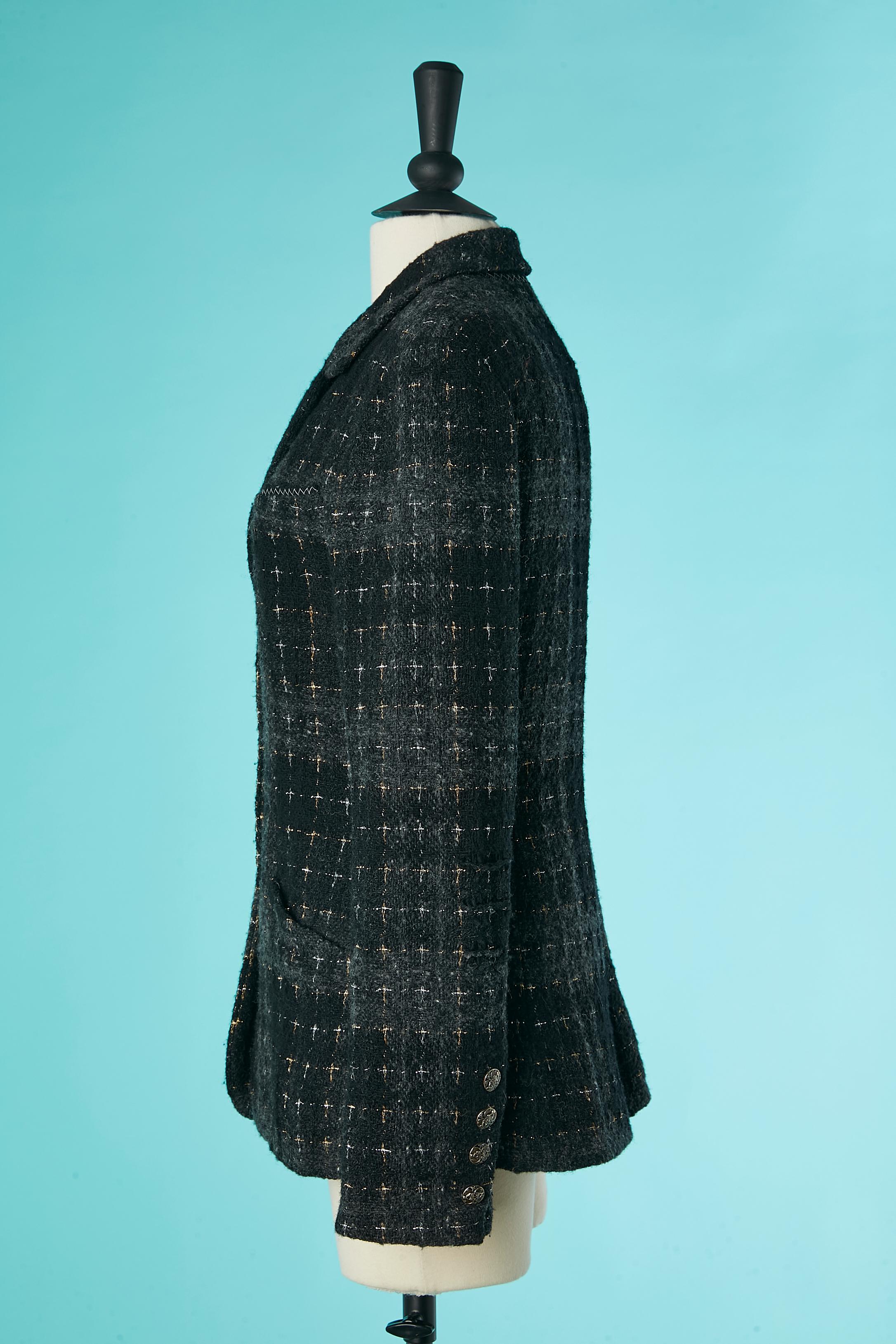 Donna Giacca monopetto grigia e nera in tweed con bottone logato Chanel in vendita