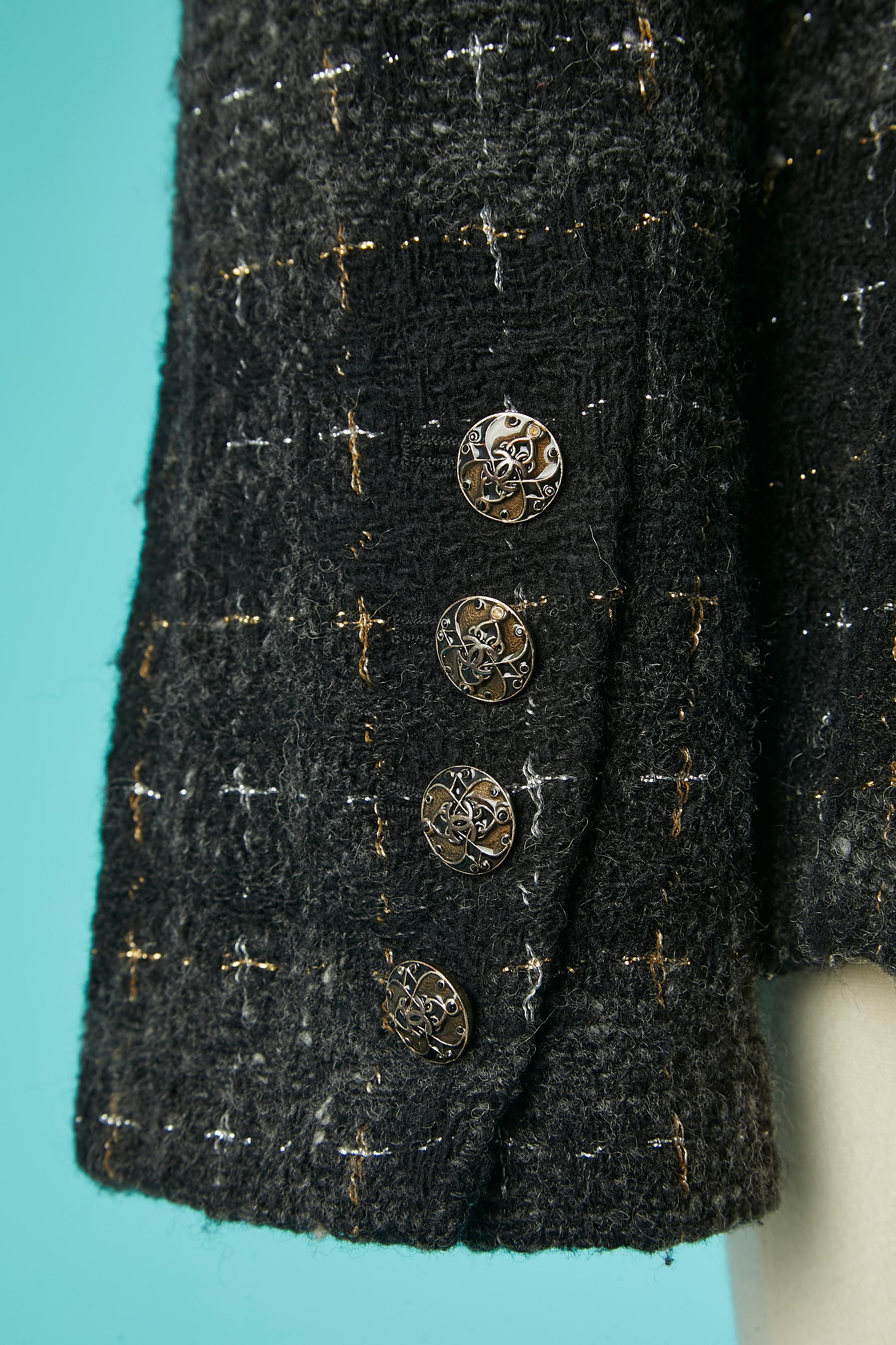 Giacca monopetto grigia e nera in tweed con bottone logato Chanel in vendita 2
