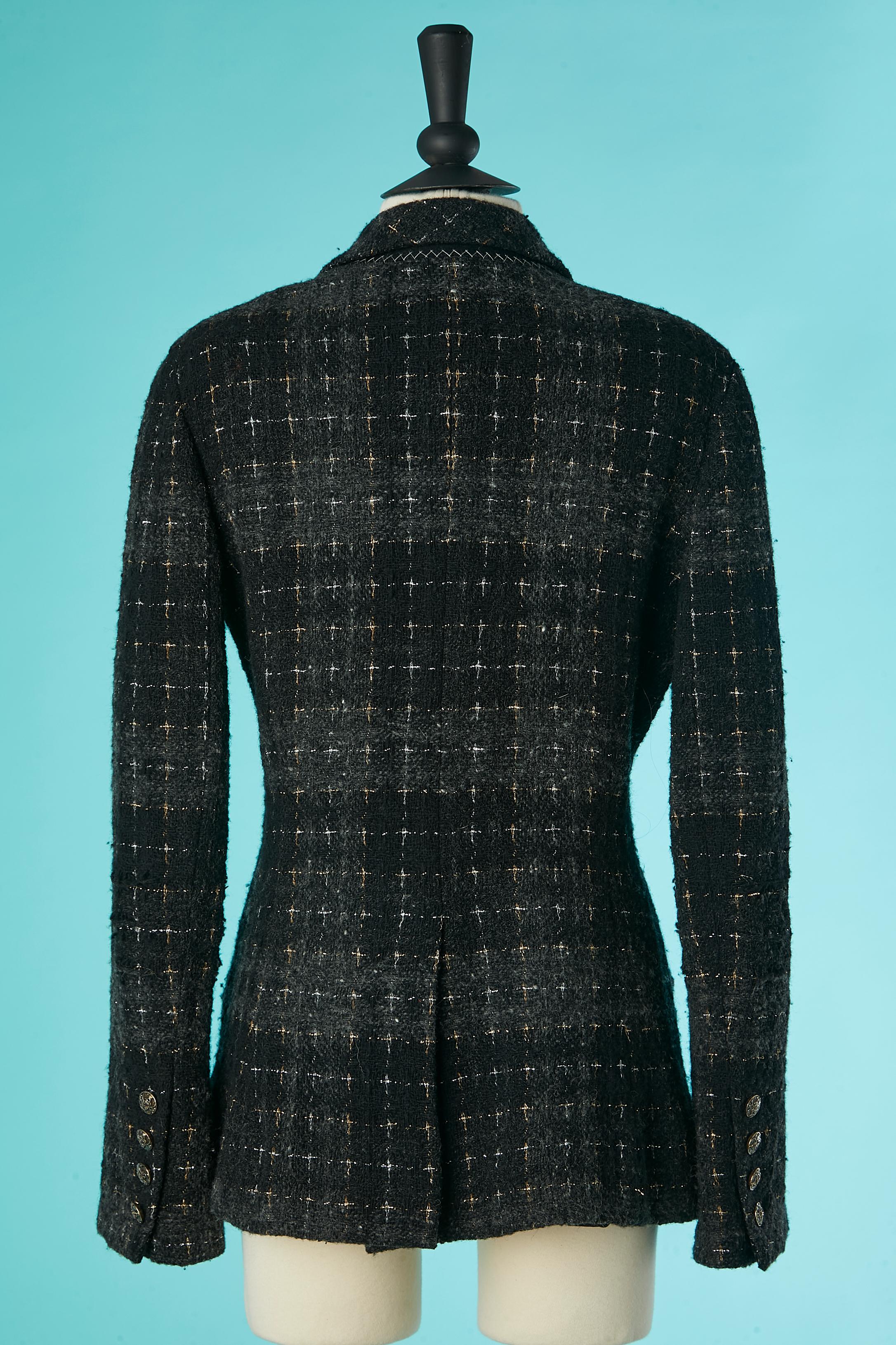 Giacca monopetto grigia e nera in tweed con bottone logato Chanel in vendita 3