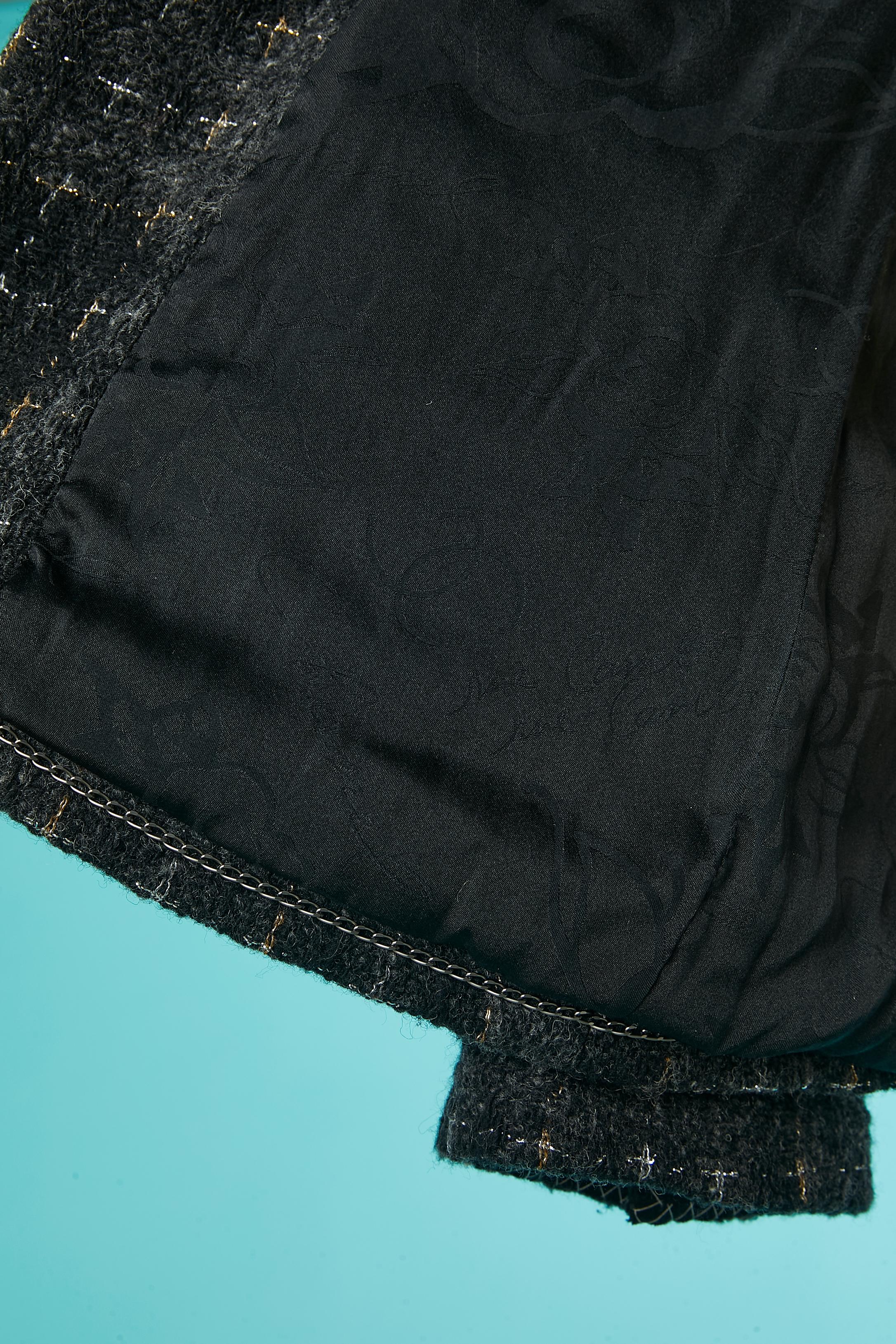 Giacca monopetto grigia e nera in tweed con bottone logato Chanel in vendita 4