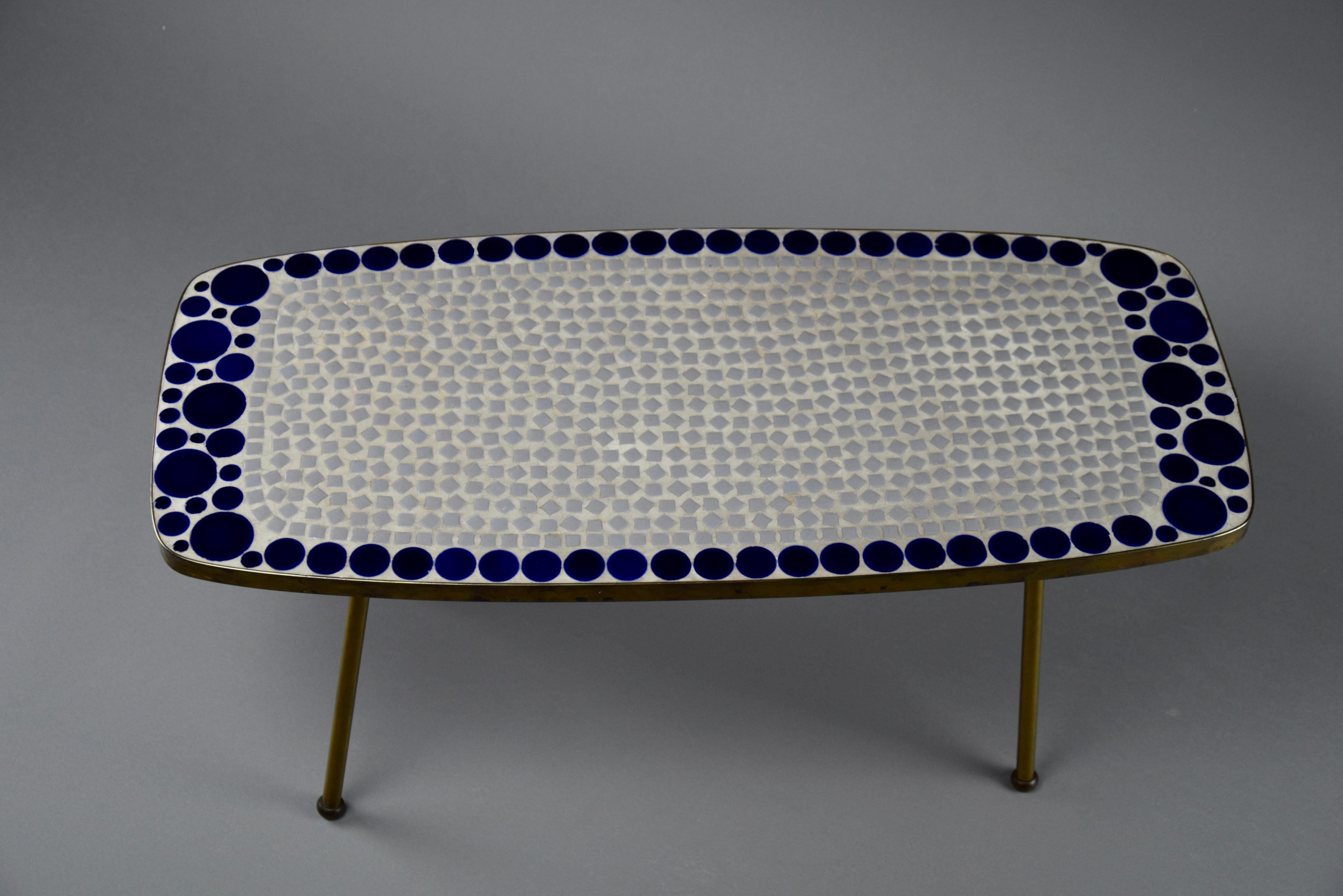 Allemand Table d'appoint en mosaïque de verre grise et bleue en laiton, mi-siècle moderne en vente