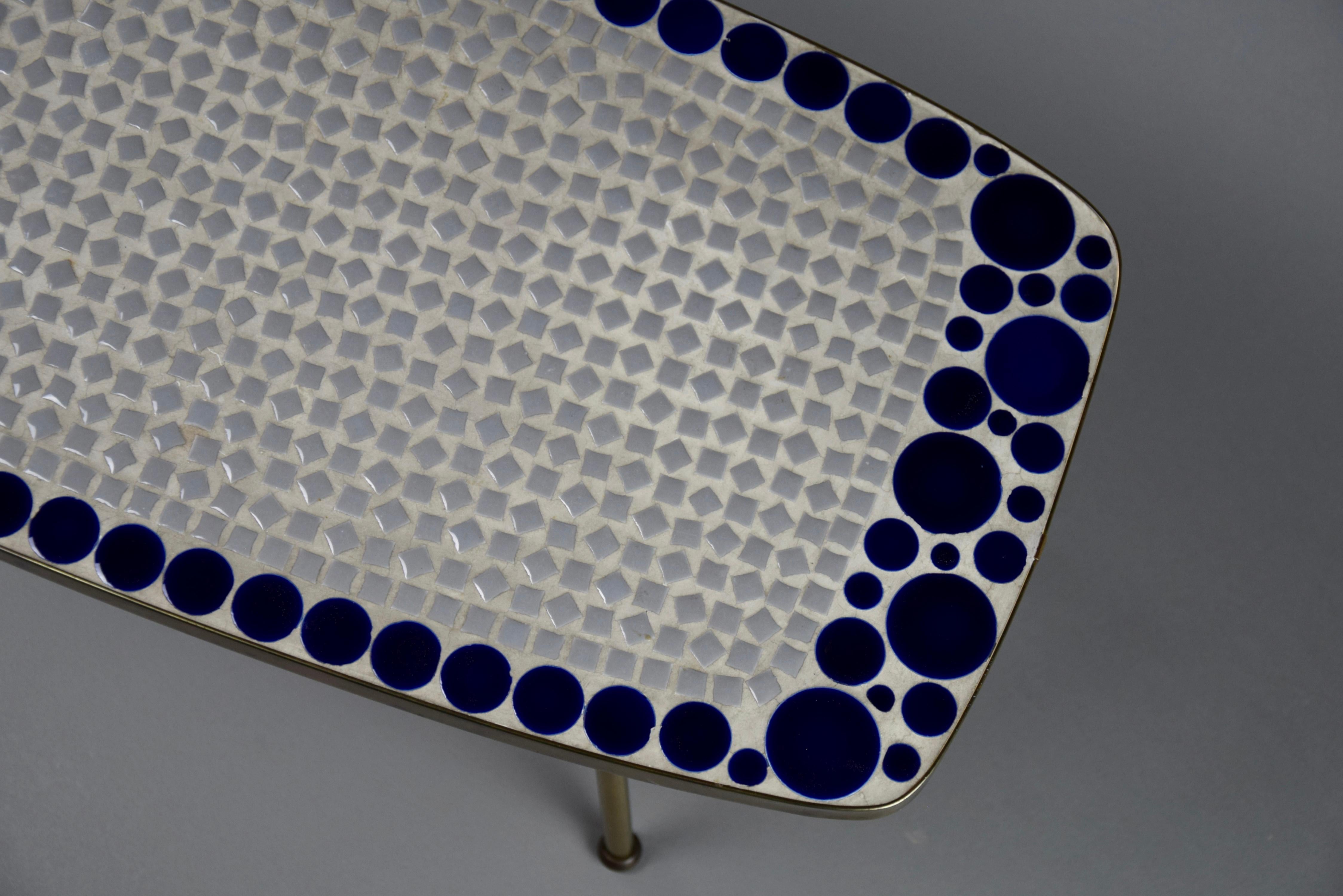 Mosaïque Table d'appoint en mosaïque de verre grise et bleue en laiton, mi-siècle moderne en vente