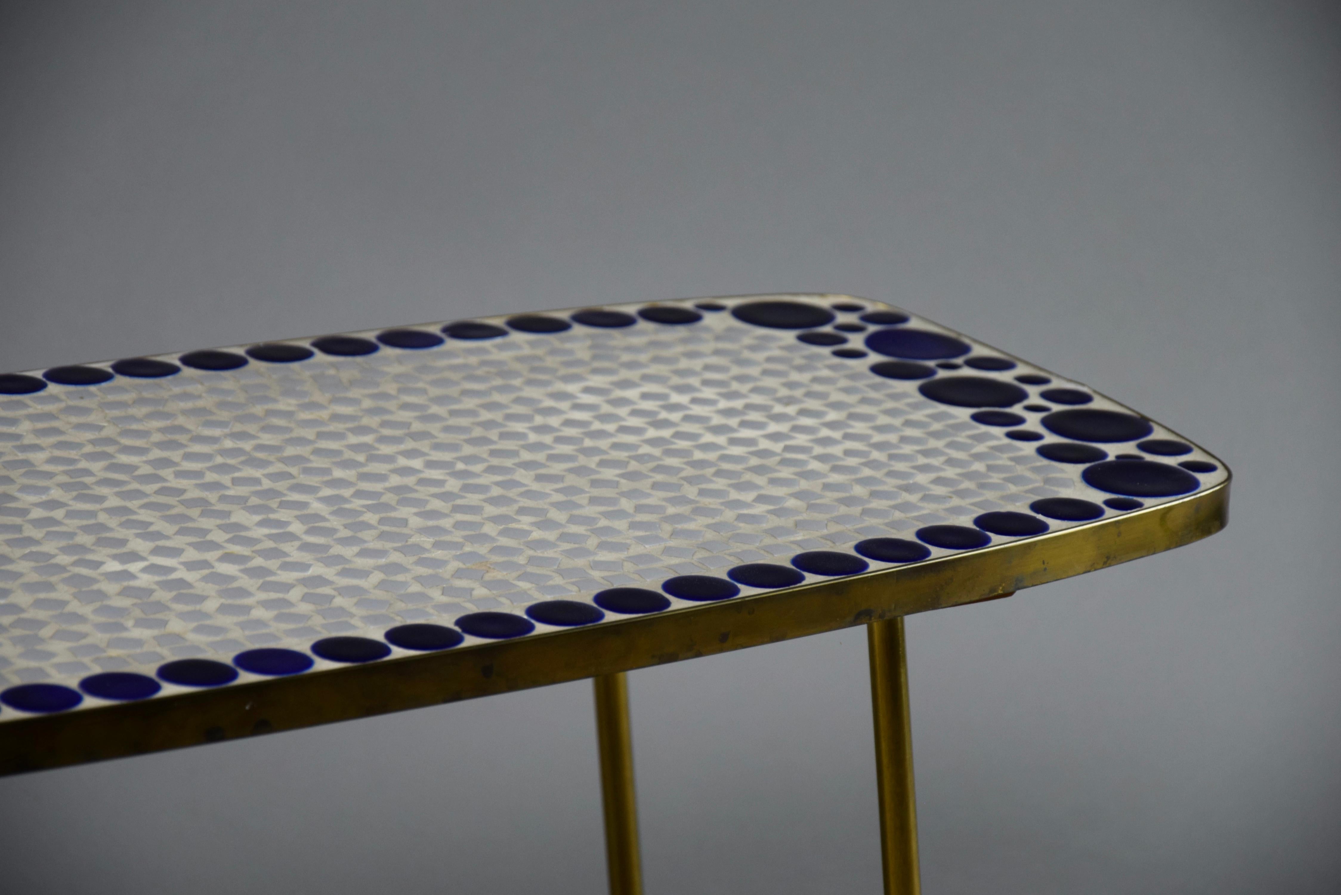Milieu du XXe siècle Table d'appoint en mosaïque de verre grise et bleue en laiton, mi-siècle moderne en vente