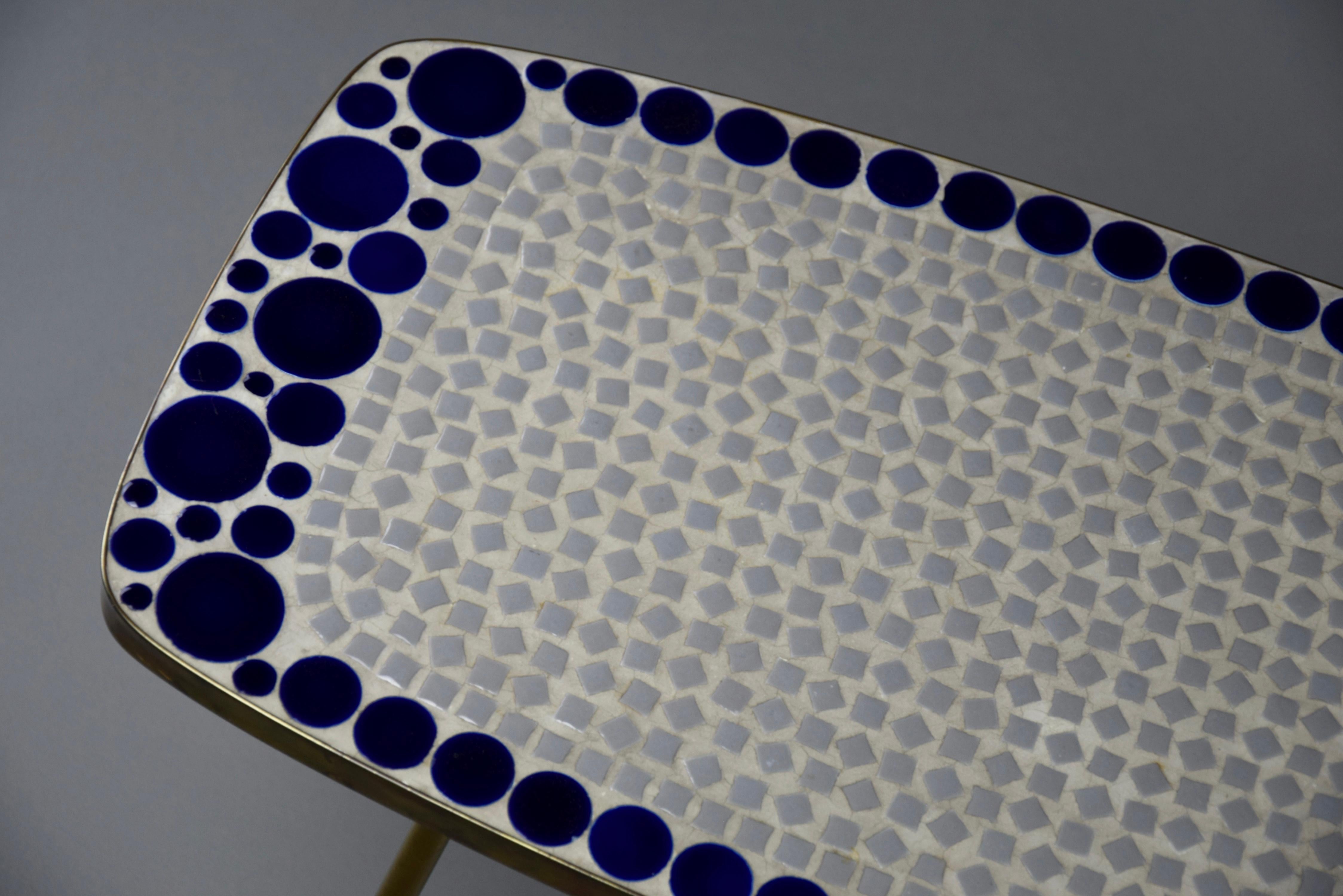 Laiton Table d'appoint en mosaïque de verre grise et bleue en laiton, mi-siècle moderne en vente