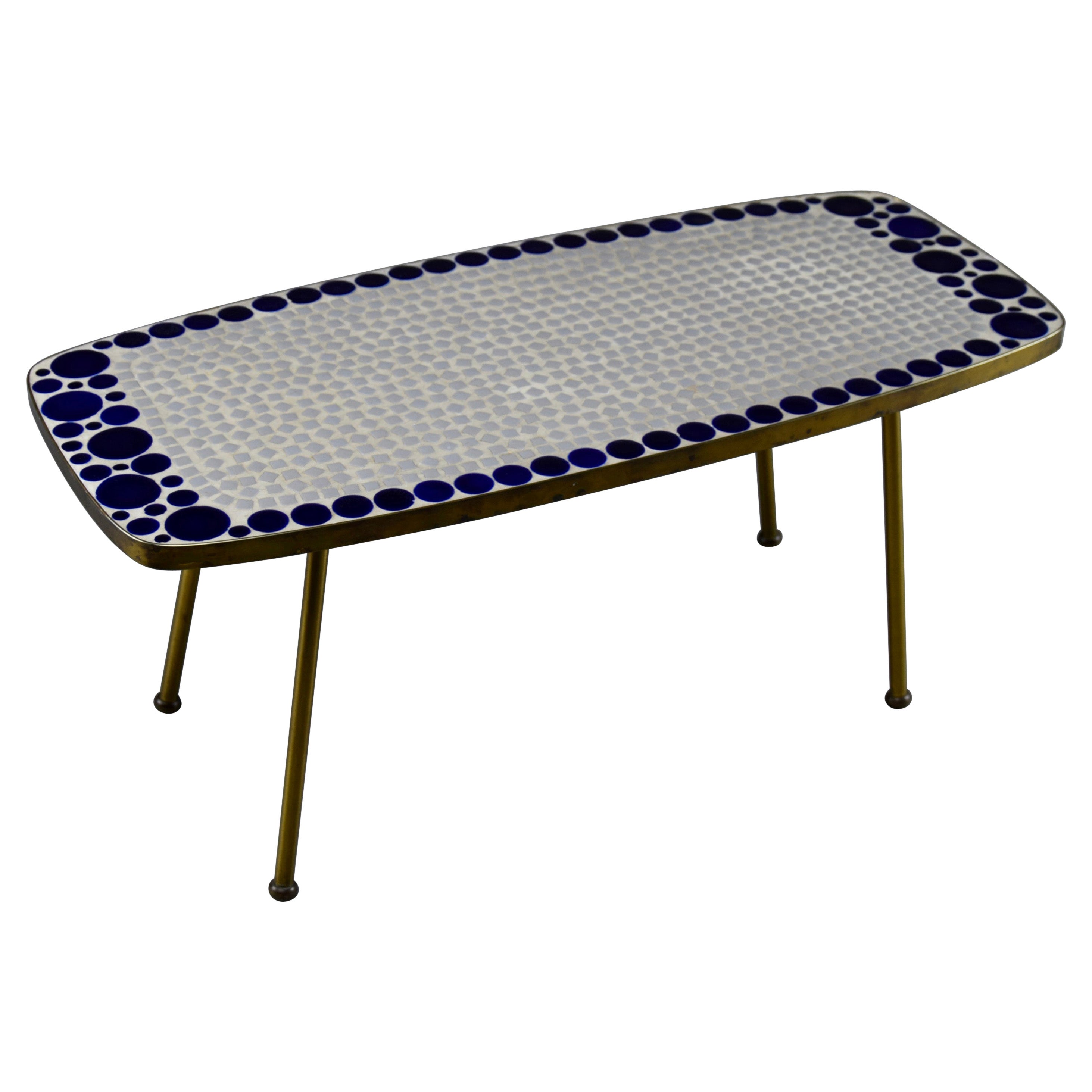 Tavolino moderno di metà secolo in ottone con mosaico di vetro grigio e blu in vendita